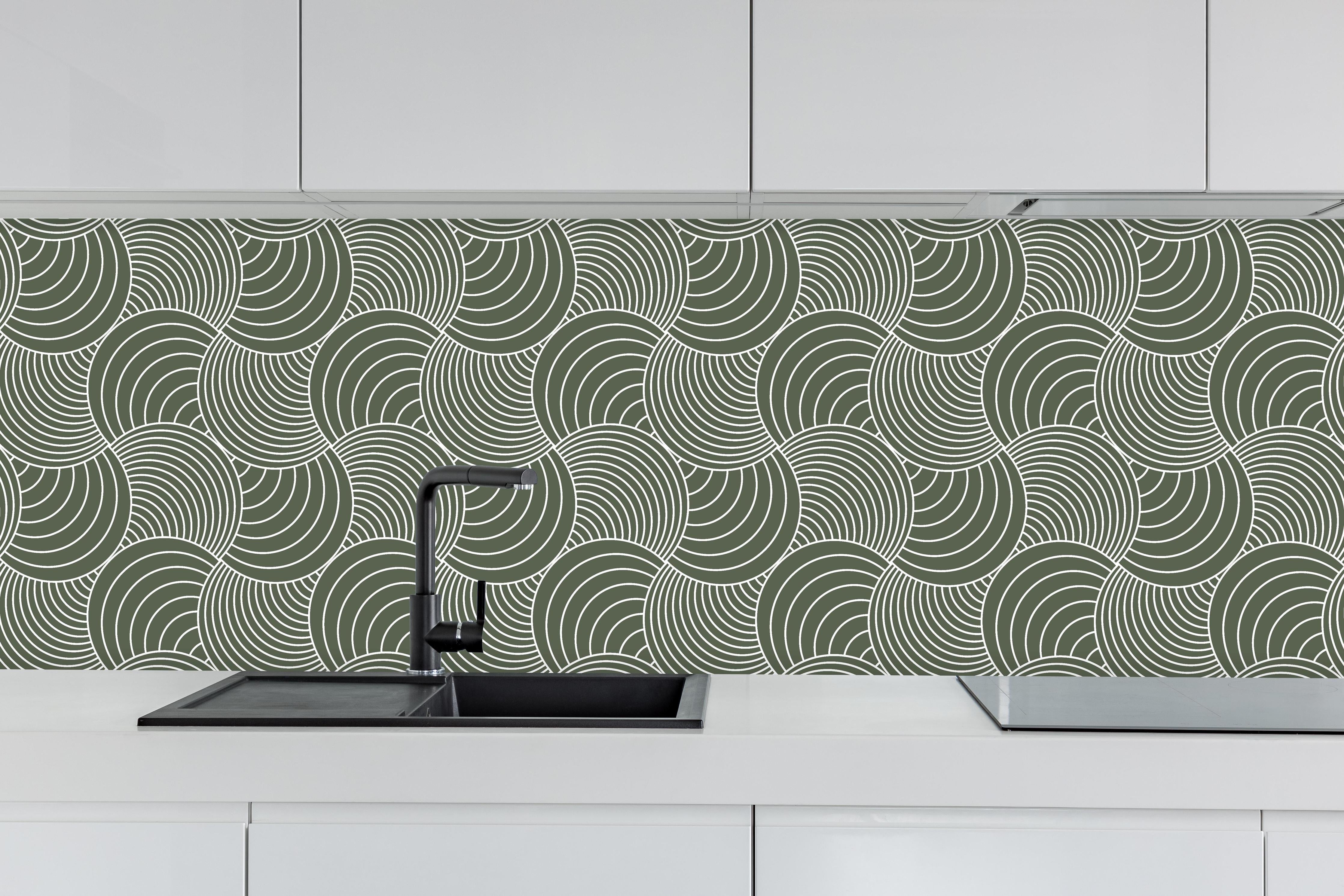 Küche - Onde Imaginario Bosco hinter weißen Hochglanz-Küchenregalen und schwarzem Wasserhahn