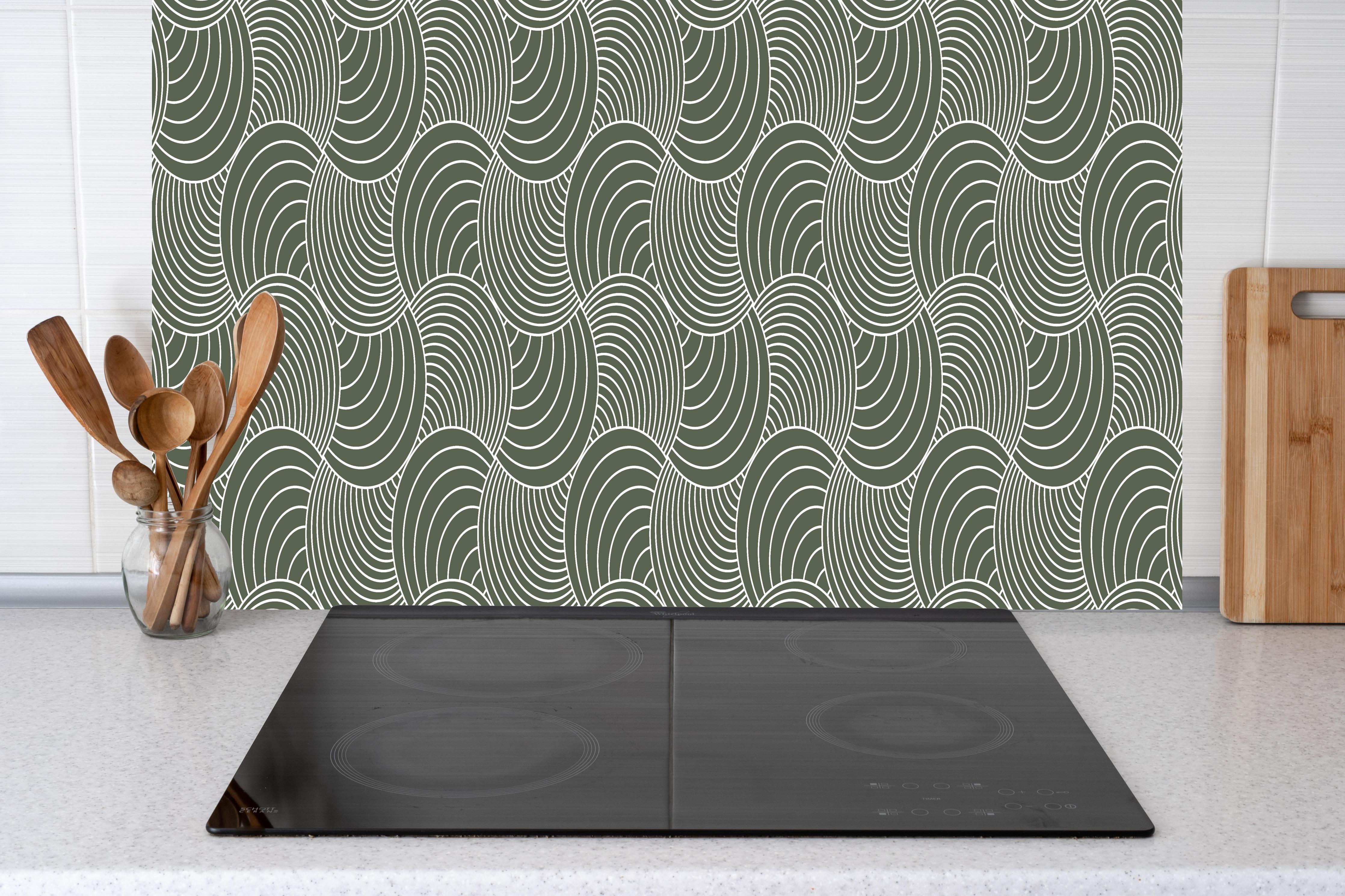 Küche - Onde Imaginario Bosco hinter weißen Hochglanz-Küchenregalen und schwarzem Wasserhahn