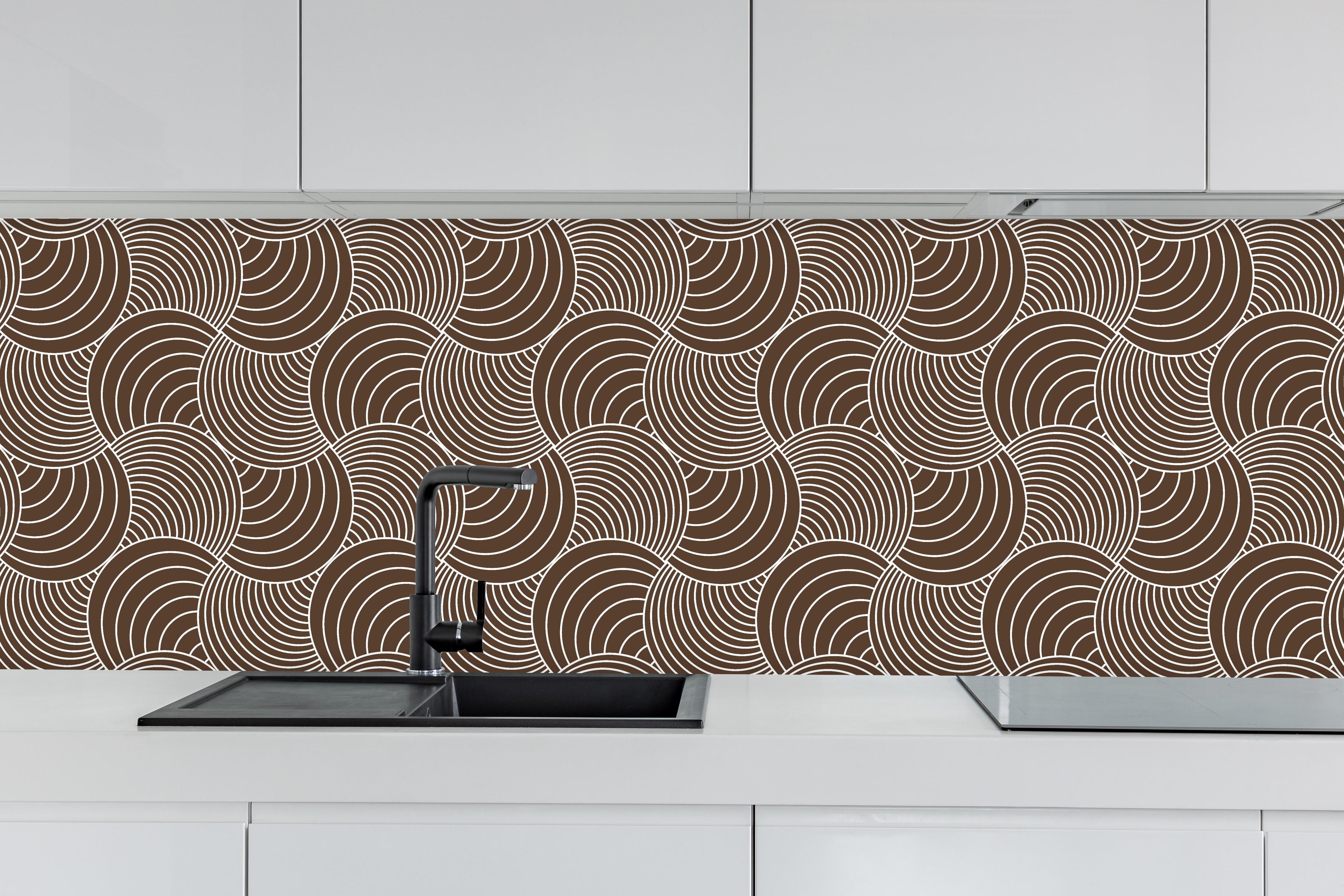 Küche - Onde Imaginario Caffè hinter weißen Hochglanz-Küchenregalen und schwarzem Wasserhahn