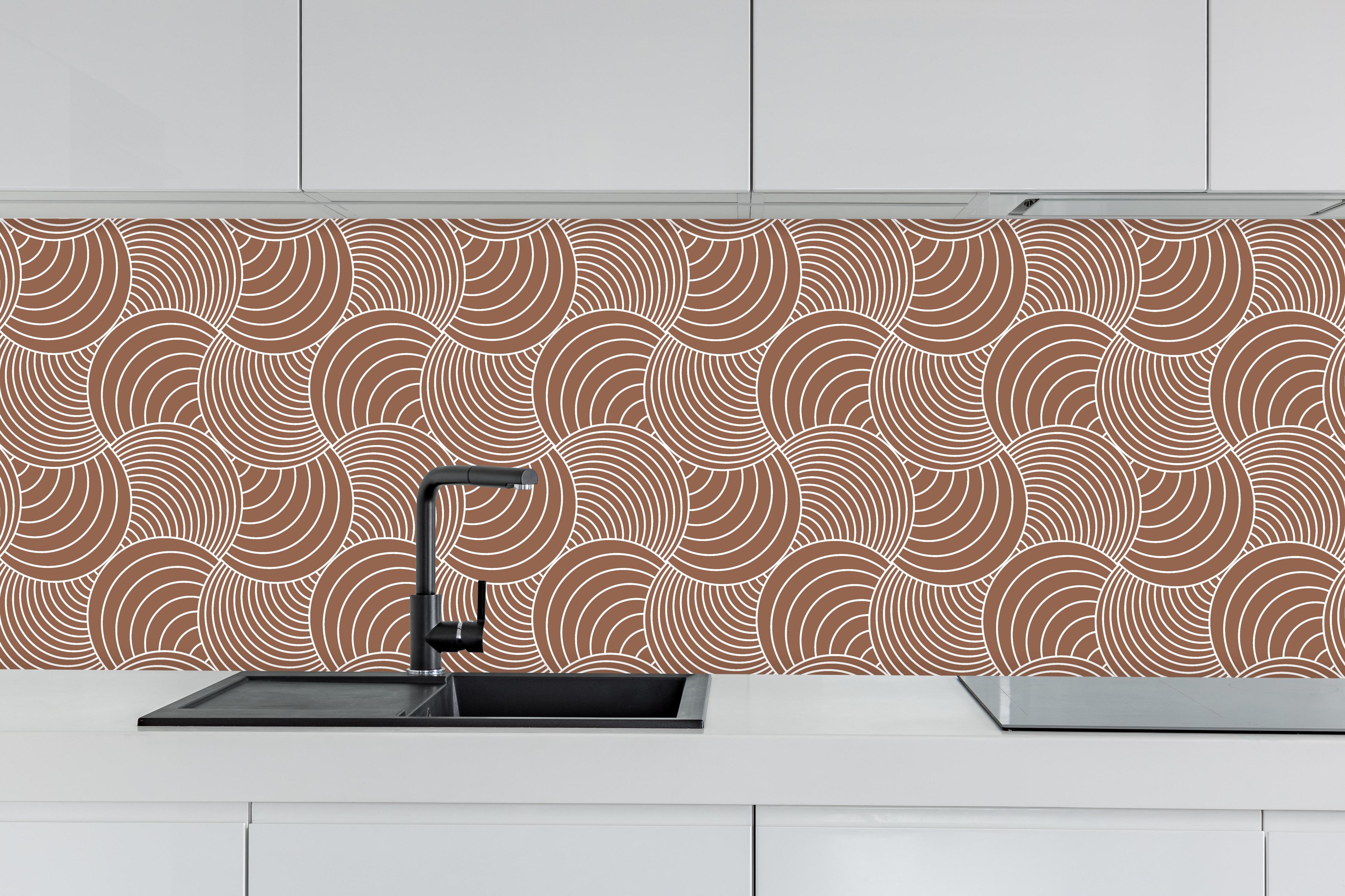 Küche - Onde Imaginario Cannella hinter weißen Hochglanz-Küchenregalen und schwarzem Wasserhahn