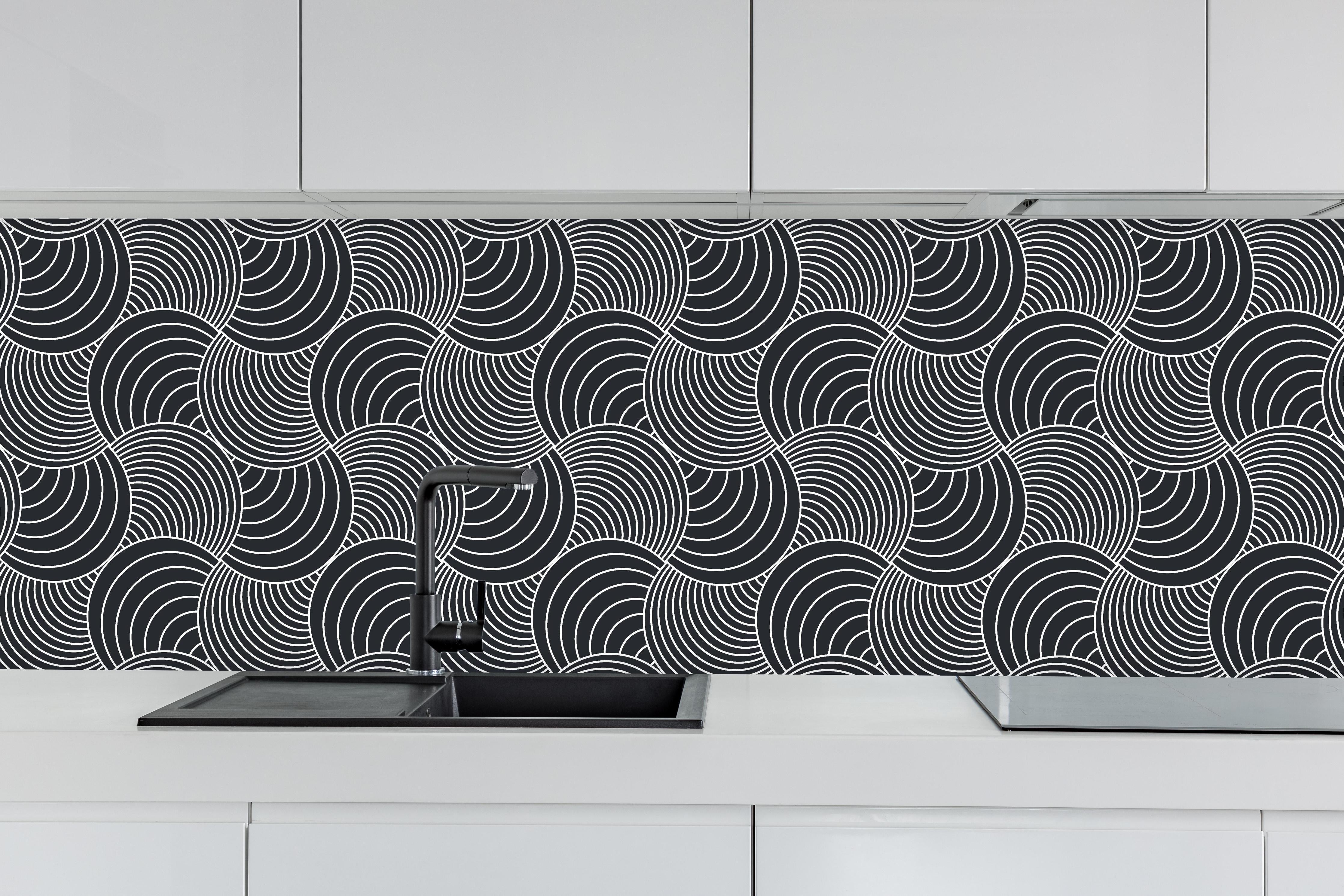 Küche - Onde Imaginario Carbone hinter weißen Hochglanz-Küchenregalen und schwarzem Wasserhahn