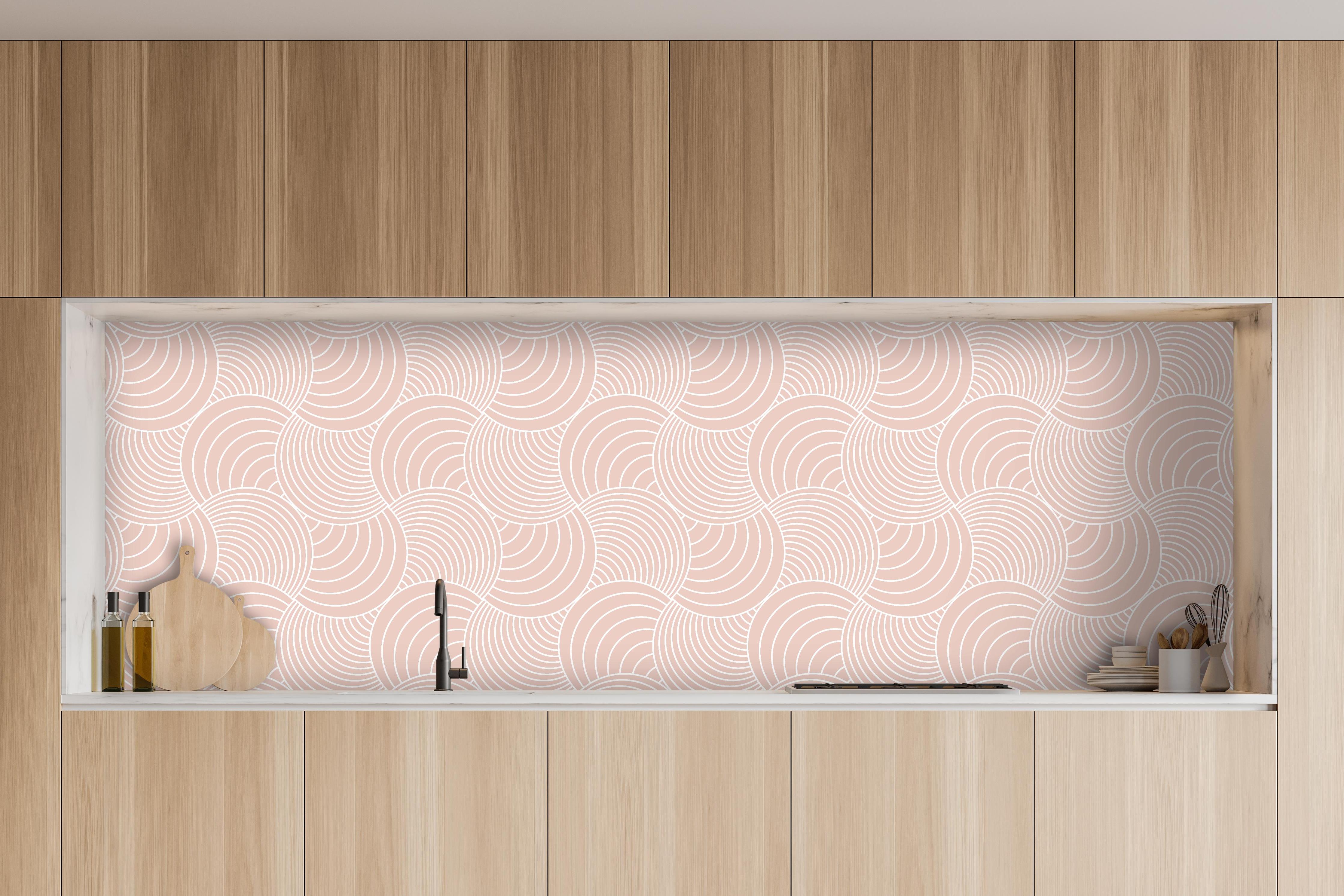 Küche - Onde Imaginario Cipria hinter weißen Hochglanz-Küchenregalen und schwarzem Wasserhahn