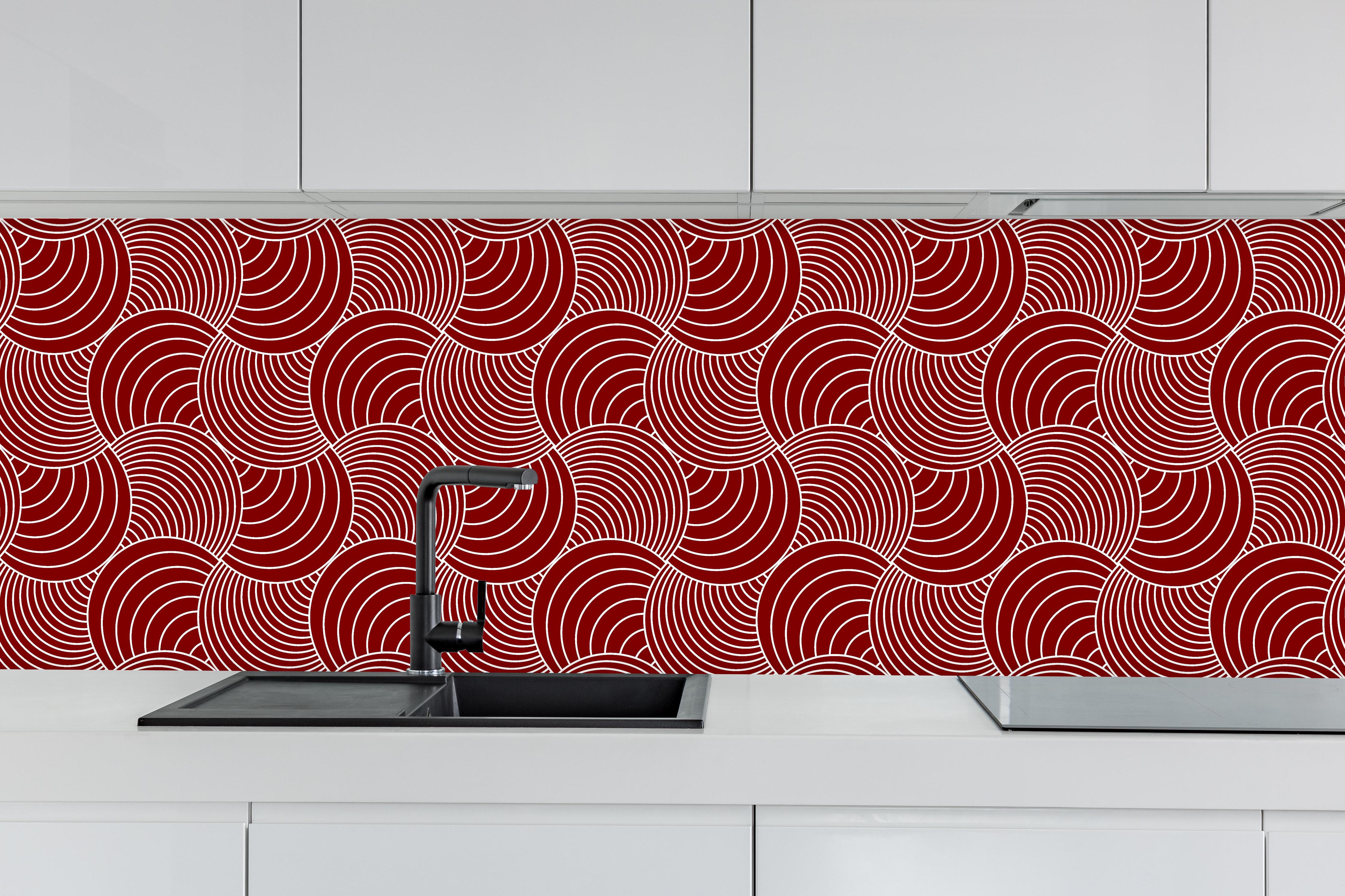 Küche - Onde Imaginario Granata hinter weißen Hochglanz-Küchenregalen und schwarzem Wasserhahn