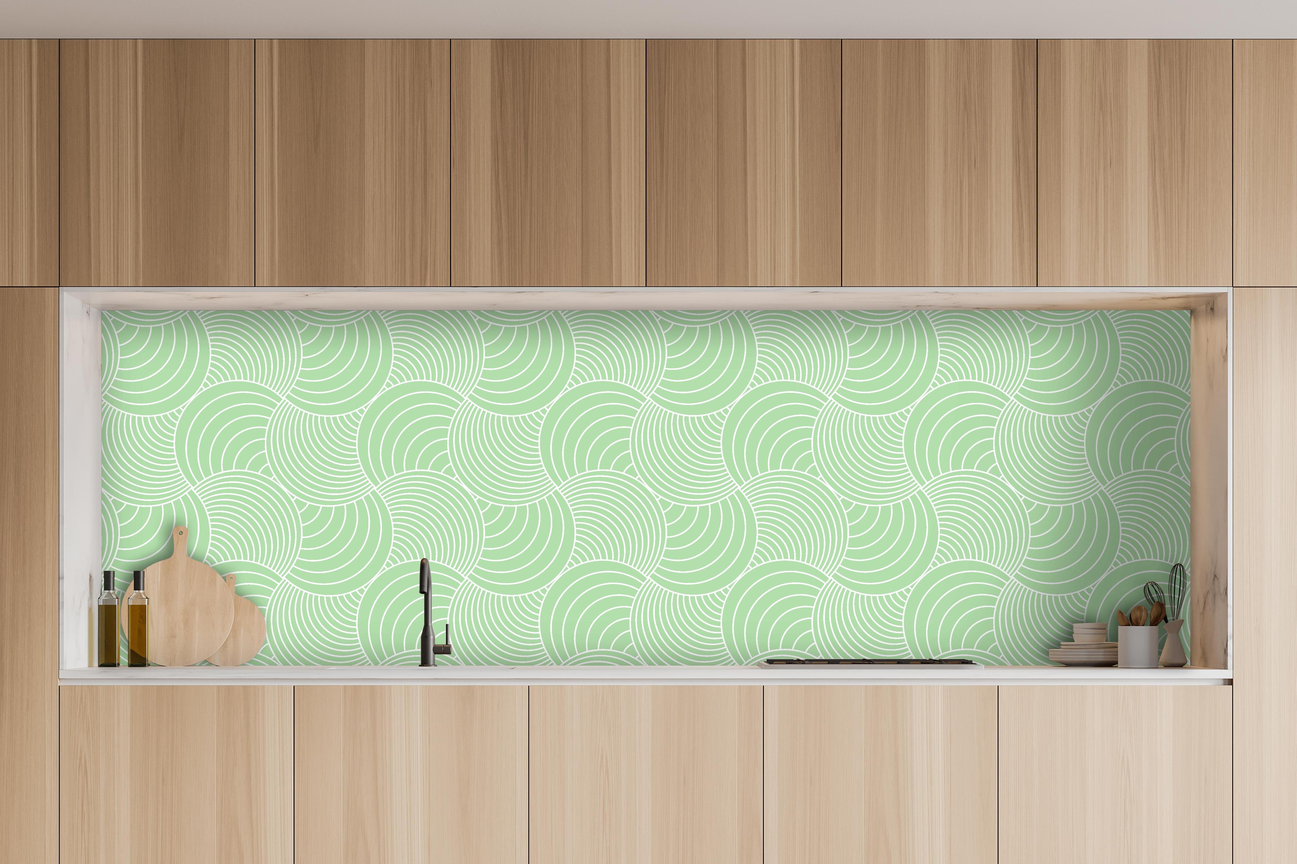 Küche - Onde Imaginario Muschio hinter weißen Hochglanz-Küchenregalen und schwarzem Wasserhahn