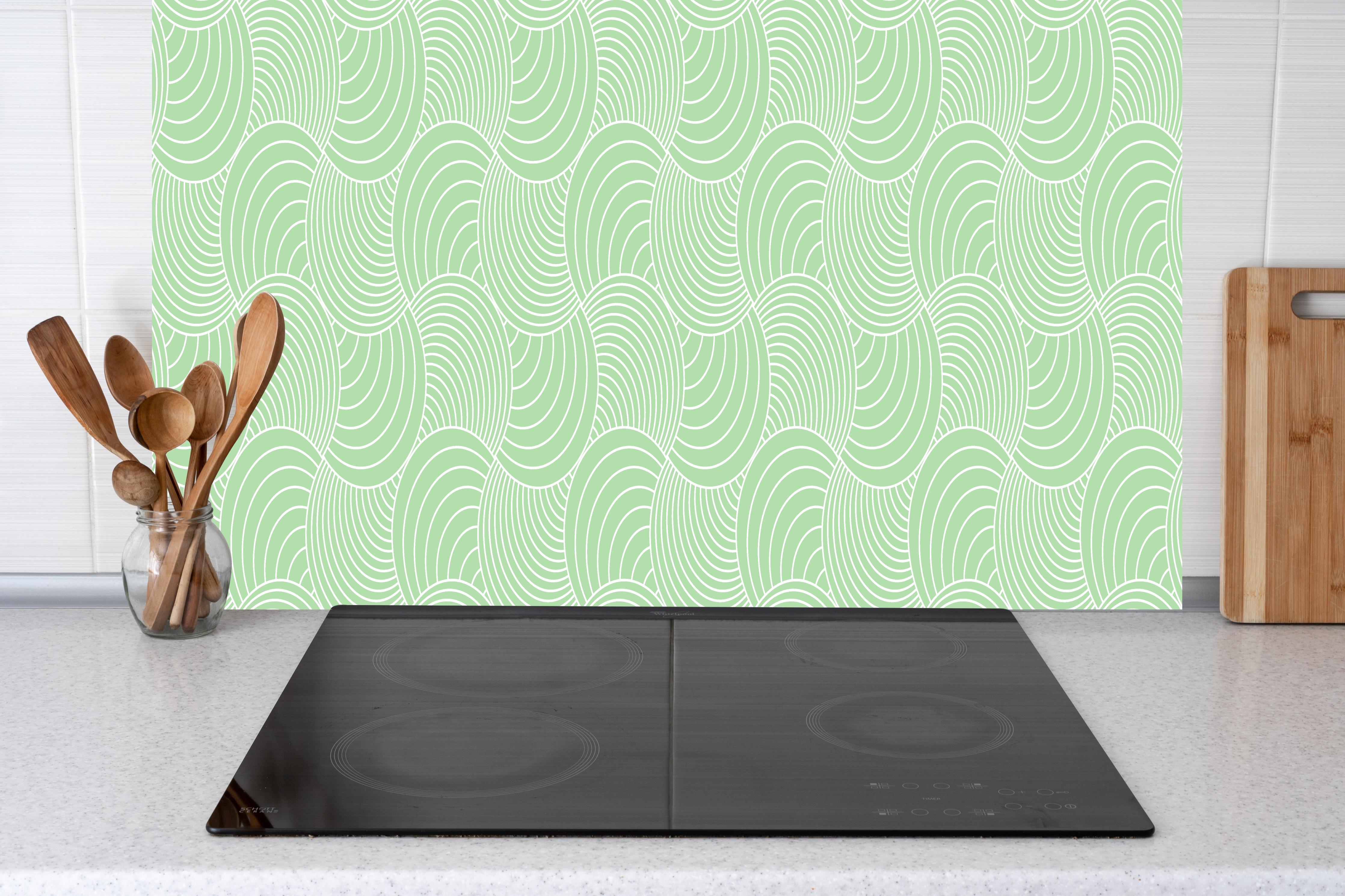 Küche - Onde Imaginario Muschio hinter weißen Hochglanz-Küchenregalen und schwarzem Wasserhahn