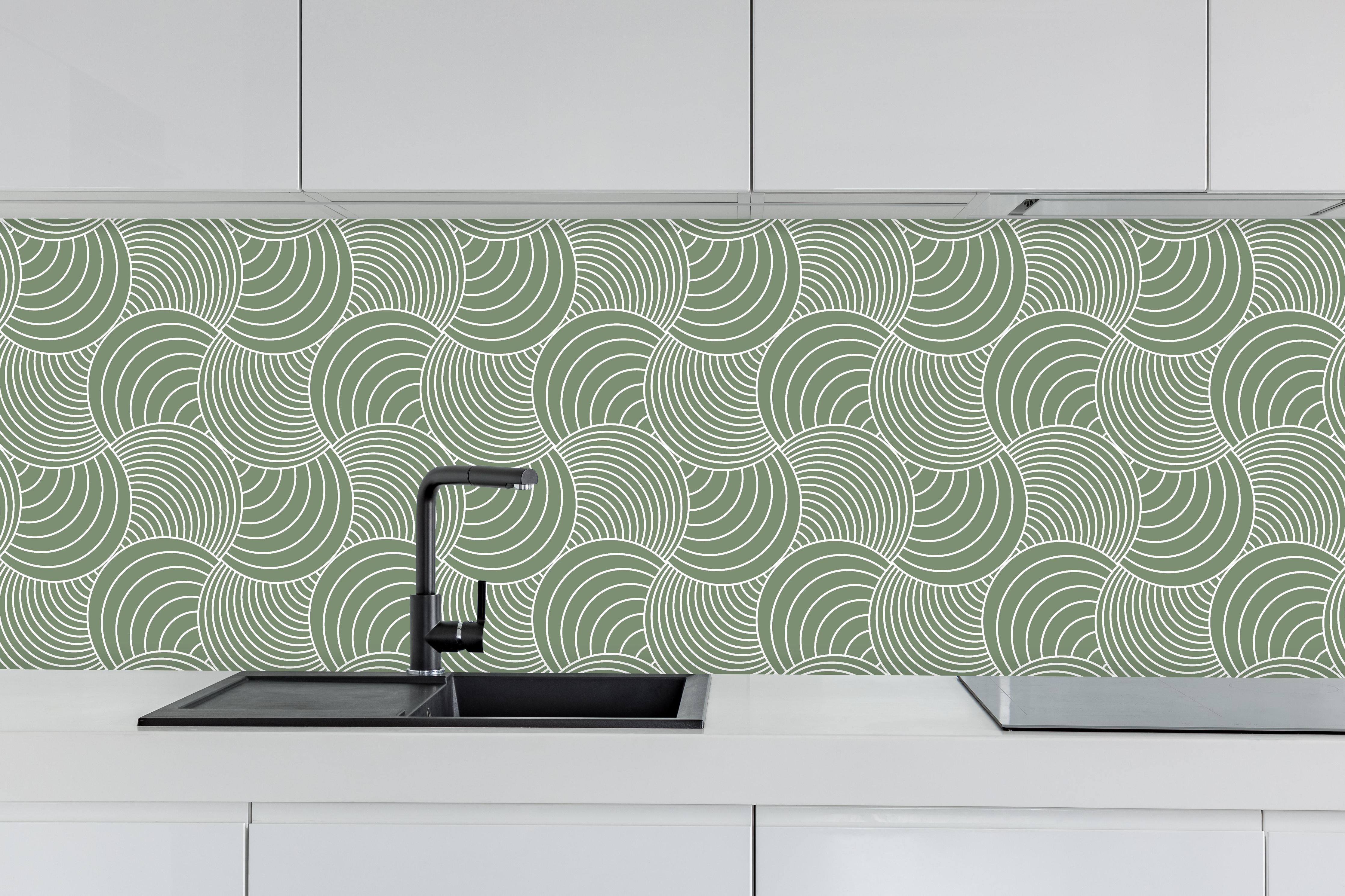 Küche - Onde Imaginario Oliva hinter weißen Hochglanz-Küchenregalen und schwarzem Wasserhahn