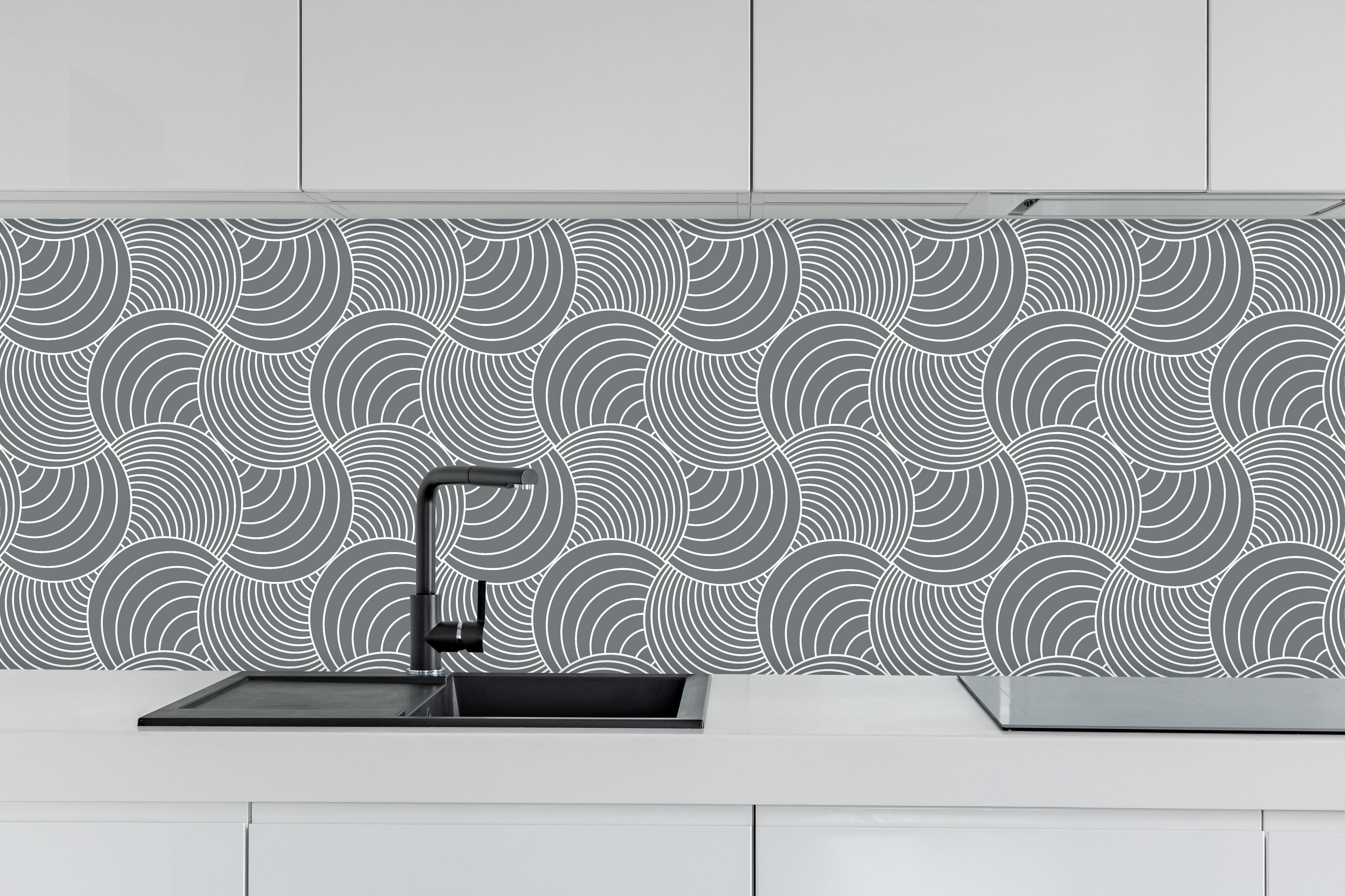 Küche - Onde Imaginario Piombo hinter weißen Hochglanz-Küchenregalen und schwarzem Wasserhahn