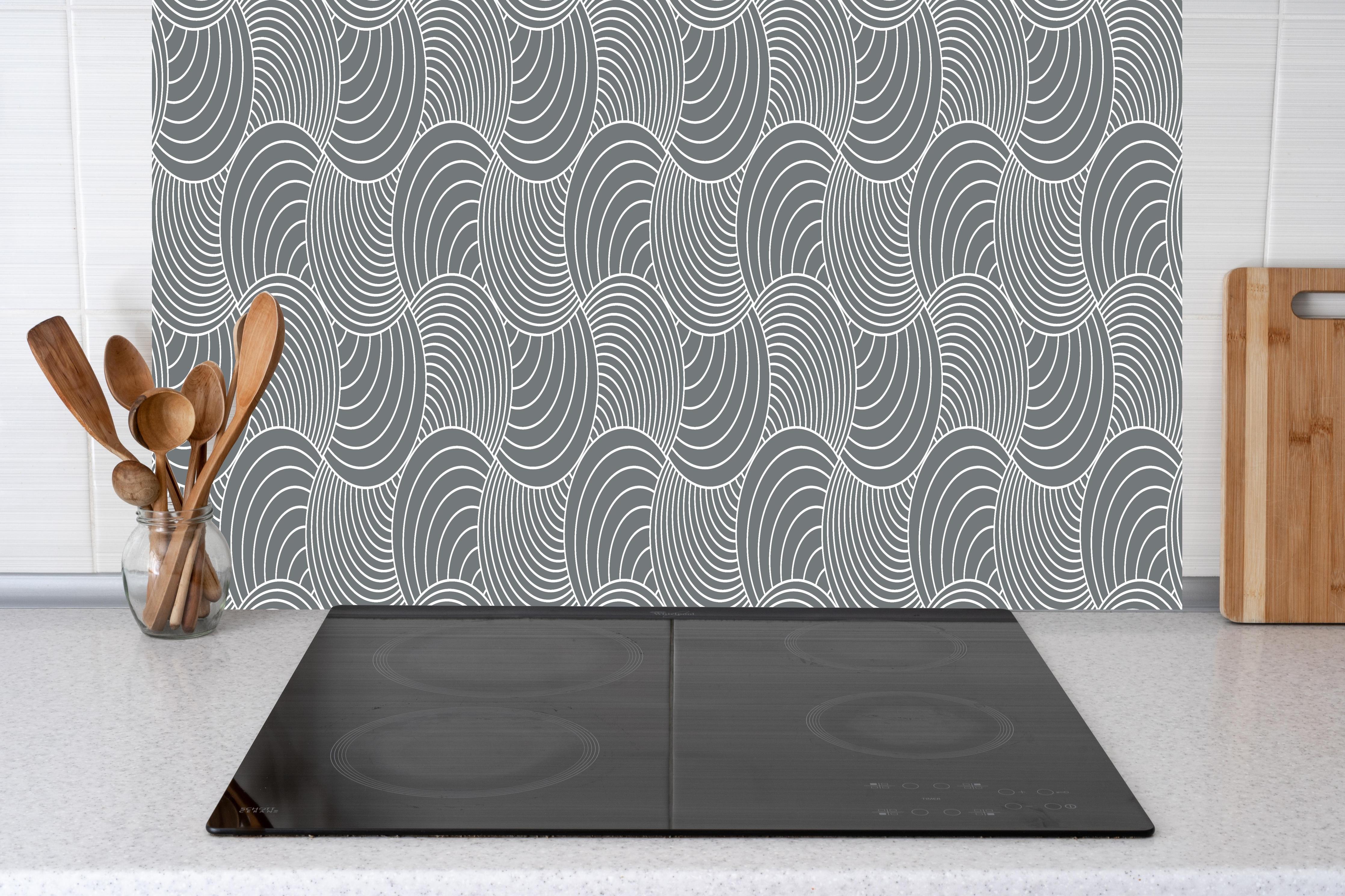 Küche - Onde Imaginario Piombo hinter weißen Hochglanz-Küchenregalen und schwarzem Wasserhahn