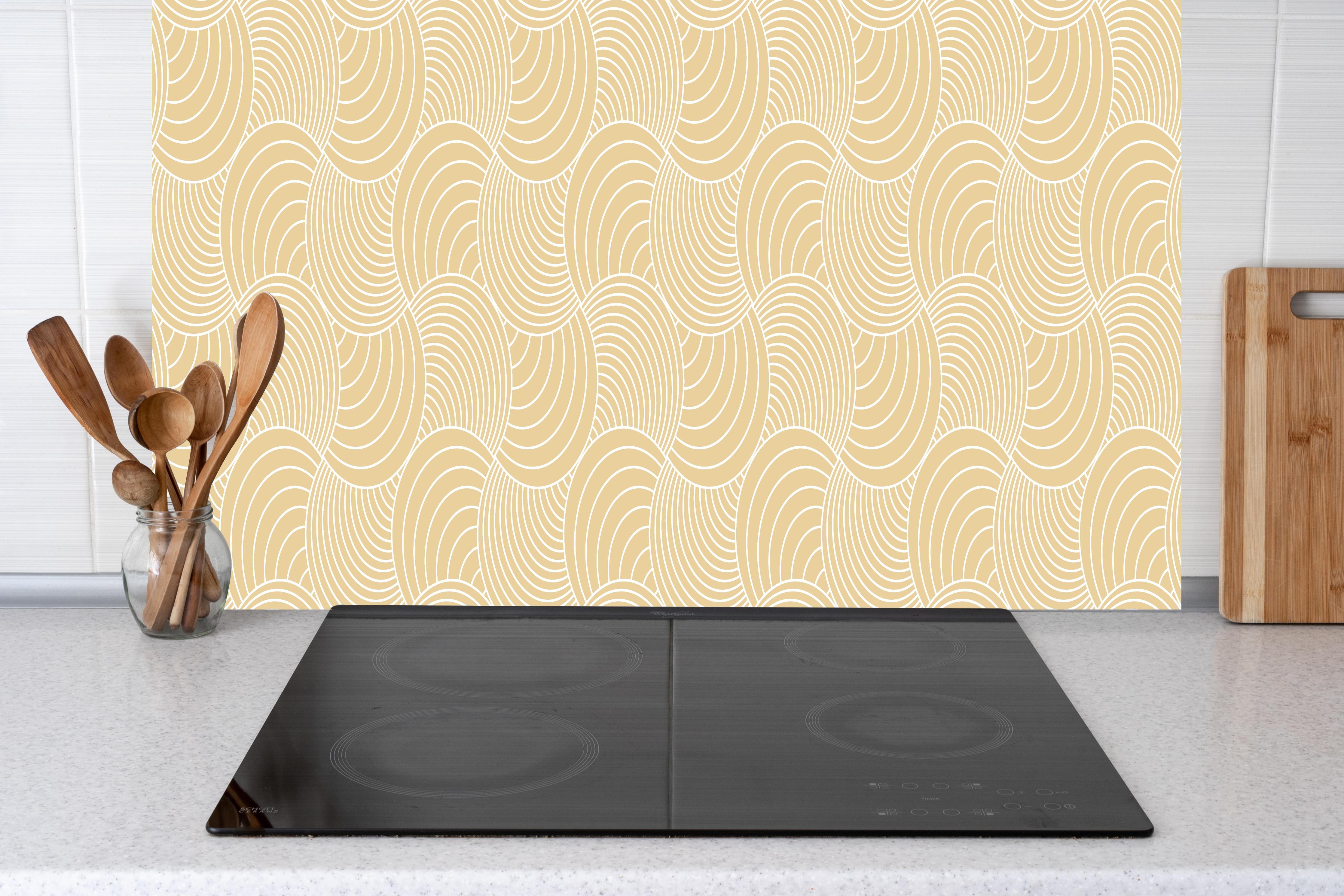 Küche - Onde Imaginario Sabbia hinter weißen Hochglanz-Küchenregalen und schwarzem Wasserhahn