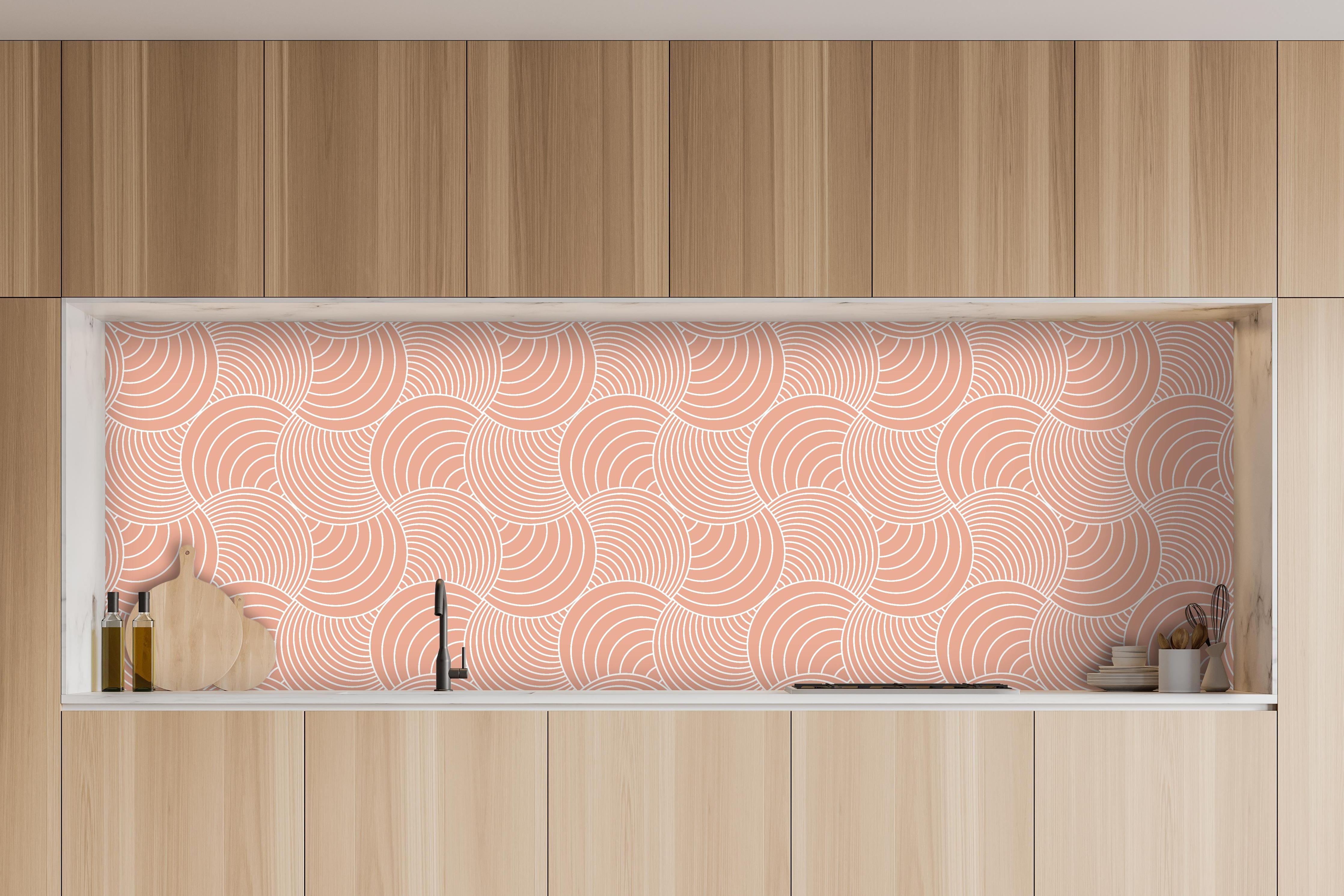 Küche - Onde Imaginario Salmone hinter weißen Hochglanz-Küchenregalen und schwarzem Wasserhahn