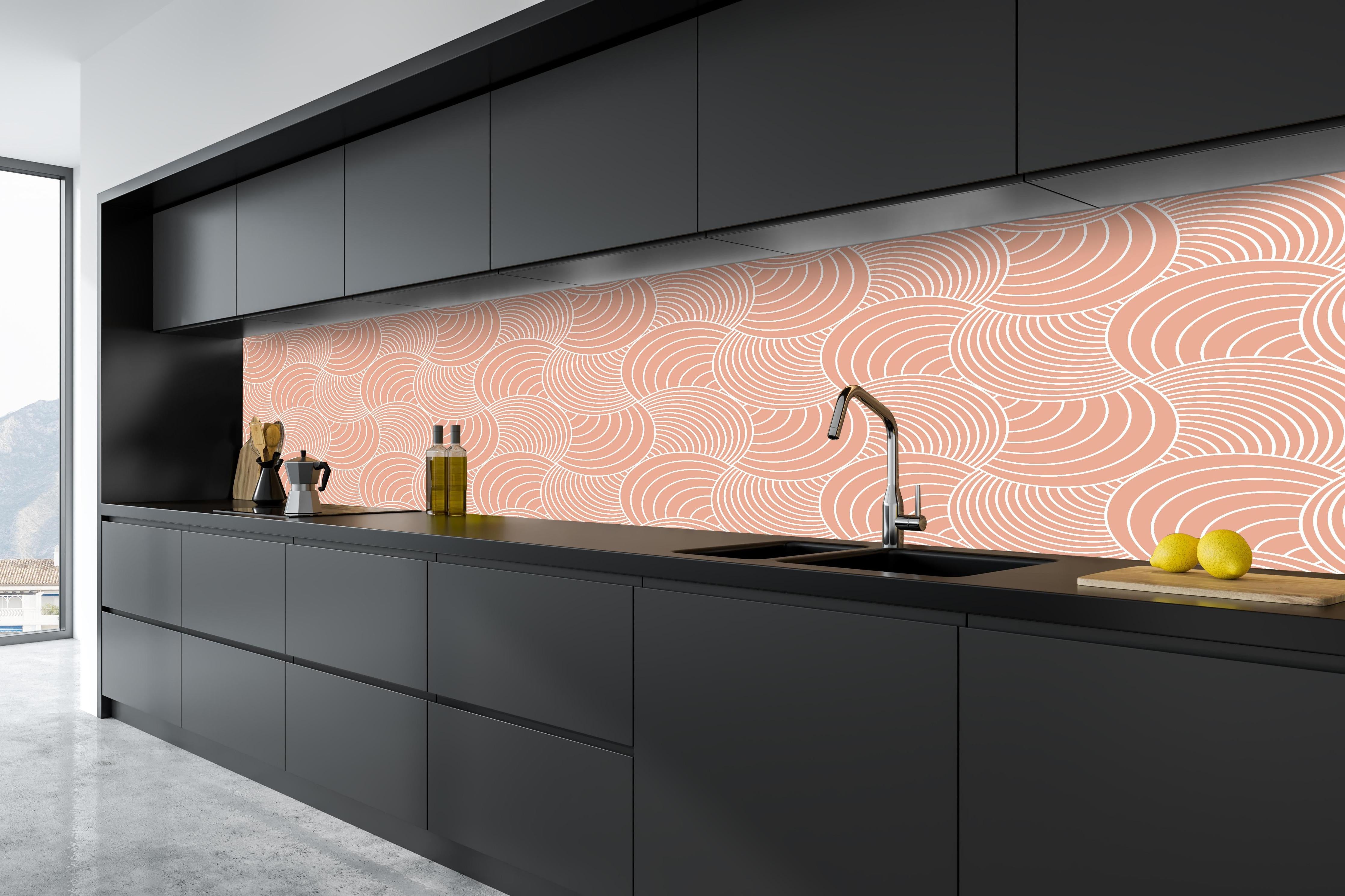 Küche - Onde Imaginario Salmone hinter weißen Hochglanz-Küchenregalen und schwarzem Wasserhahn