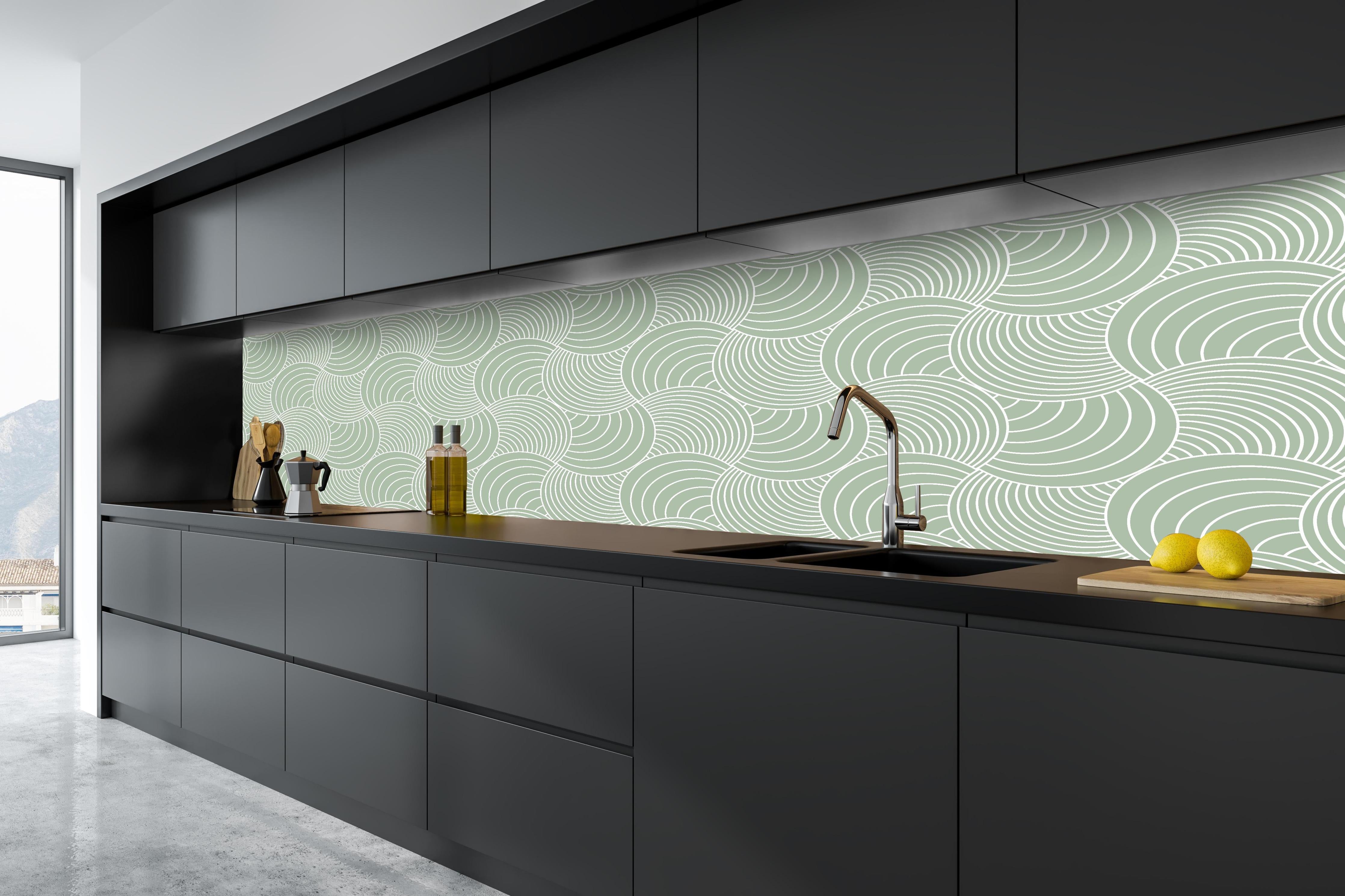 Küche - Onde Imaginario Salvia hinter weißen Hochglanz-Küchenregalen und schwarzem Wasserhahn