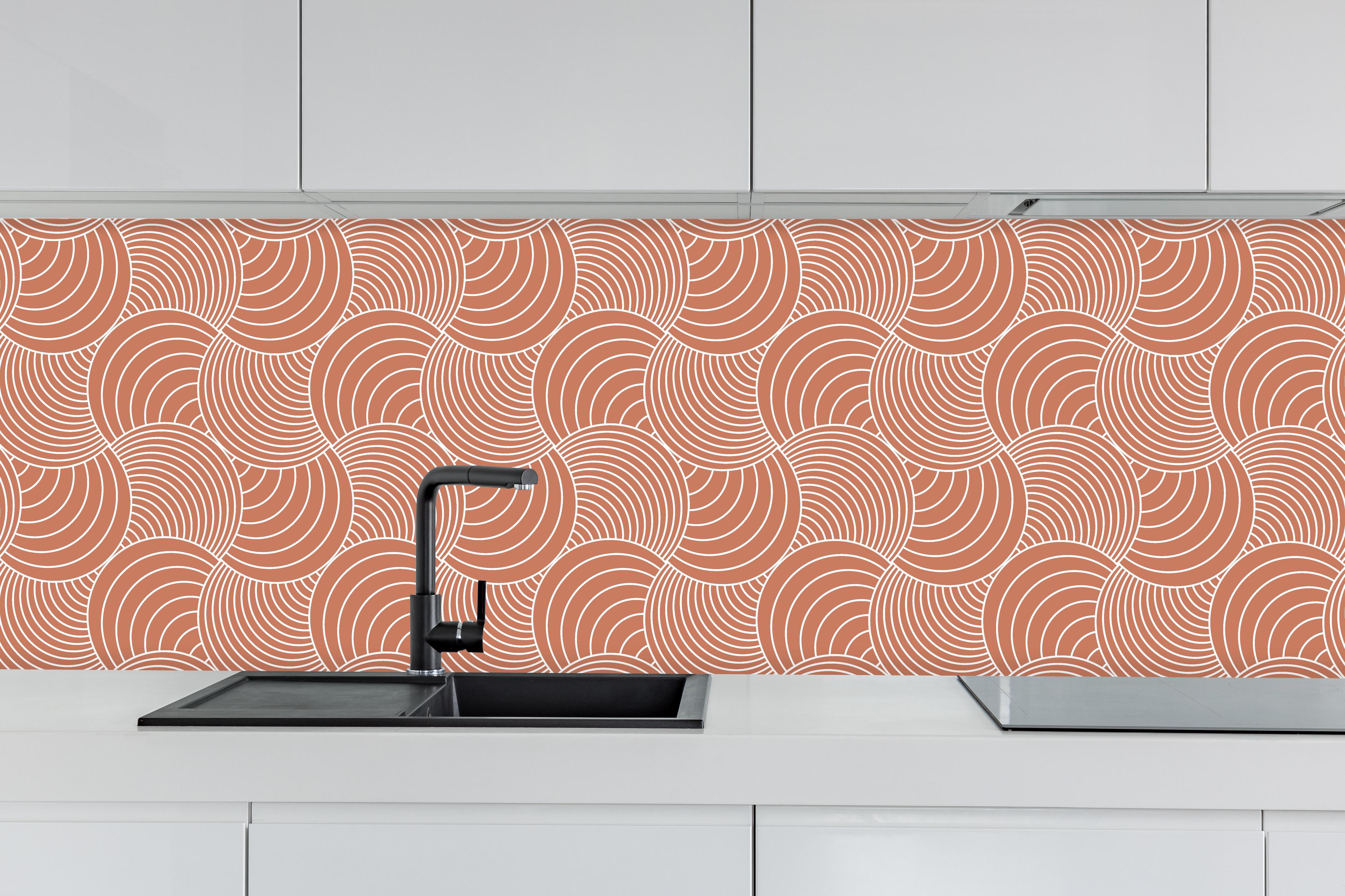 Küche - Onde Imaginario Terracotta hinter weißen Hochglanz-Küchenregalen und schwarzem Wasserhahn