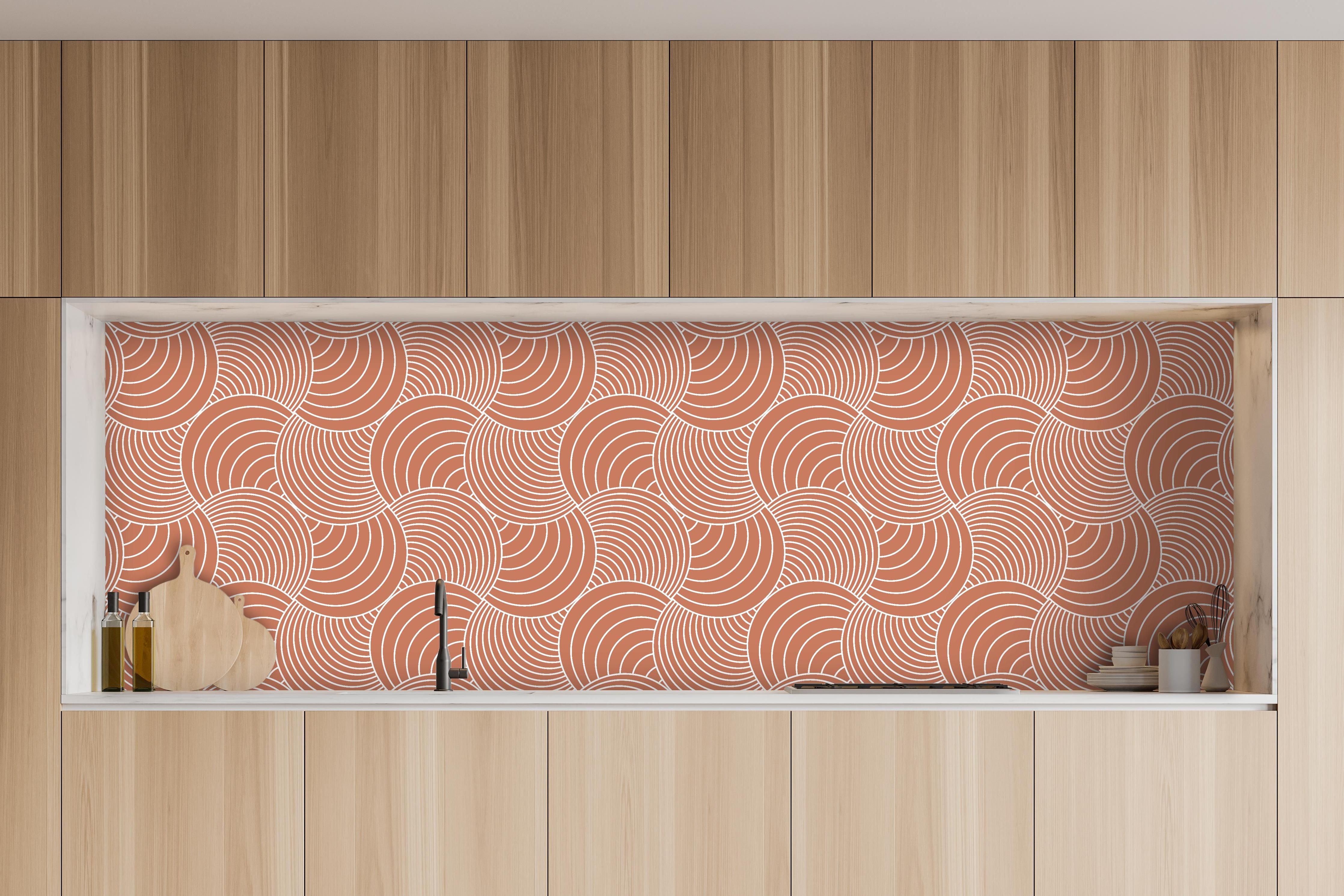 Küche - Onde Imaginario Terracotta hinter weißen Hochglanz-Küchenregalen und schwarzem Wasserhahn