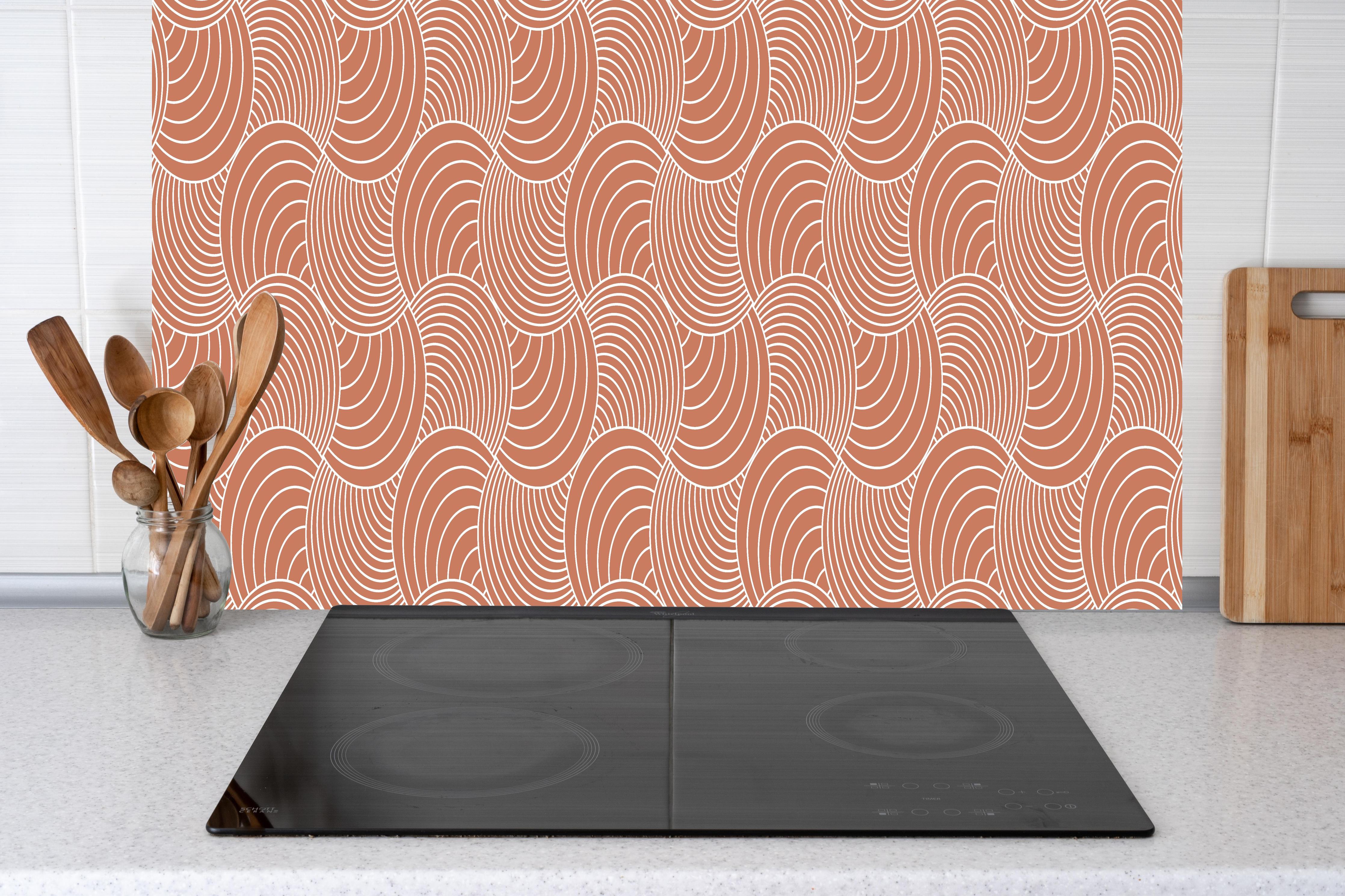 Küche - Onde Imaginario Terracotta hinter weißen Hochglanz-Küchenregalen und schwarzem Wasserhahn