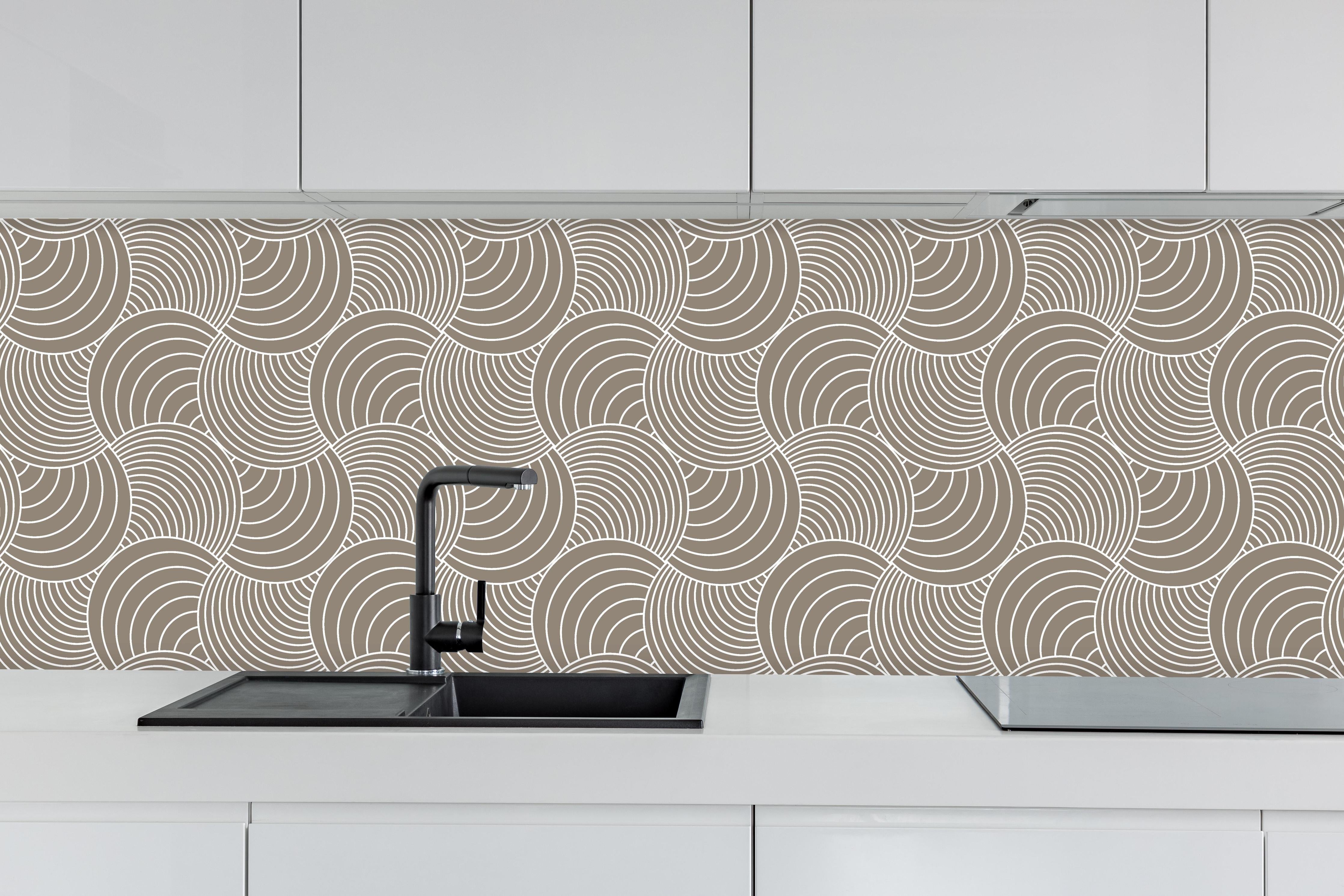 Küche - Onde Imaginario Tortora hinter weißen Hochglanz-Küchenregalen und schwarzem Wasserhahn