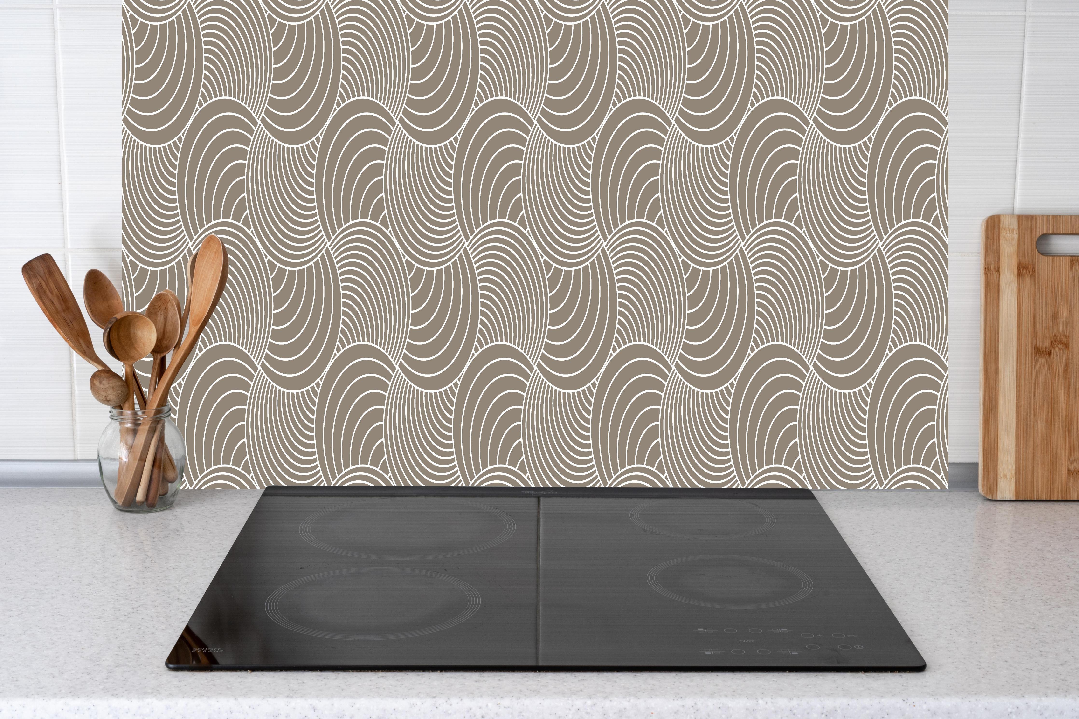 Küche - Onde Imaginario Tortora hinter weißen Hochglanz-Küchenregalen und schwarzem Wasserhahn