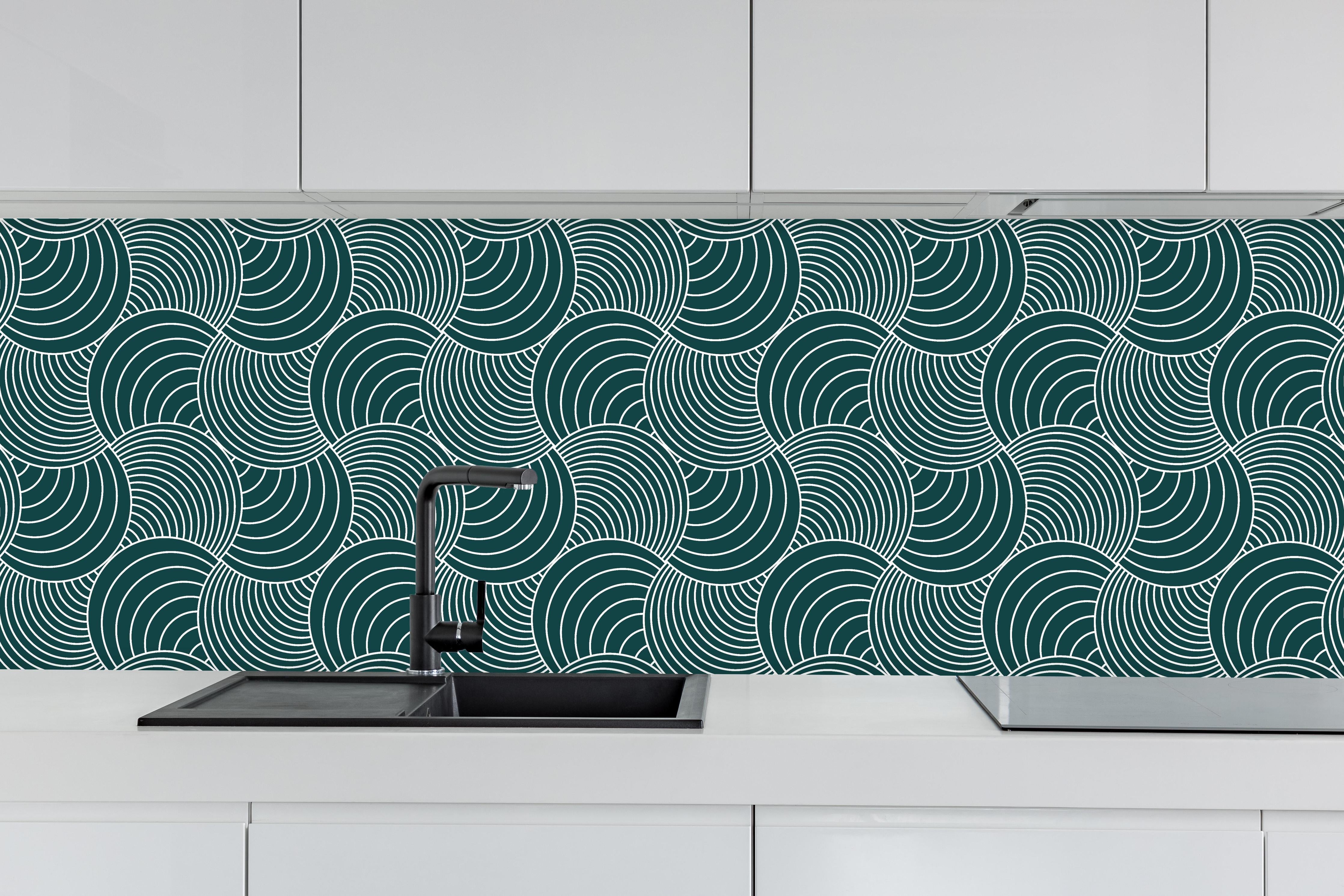 Küche - Onde Imaginario Verde petrolio hinter weißen Hochglanz-Küchenregalen und schwarzem Wasserhahn