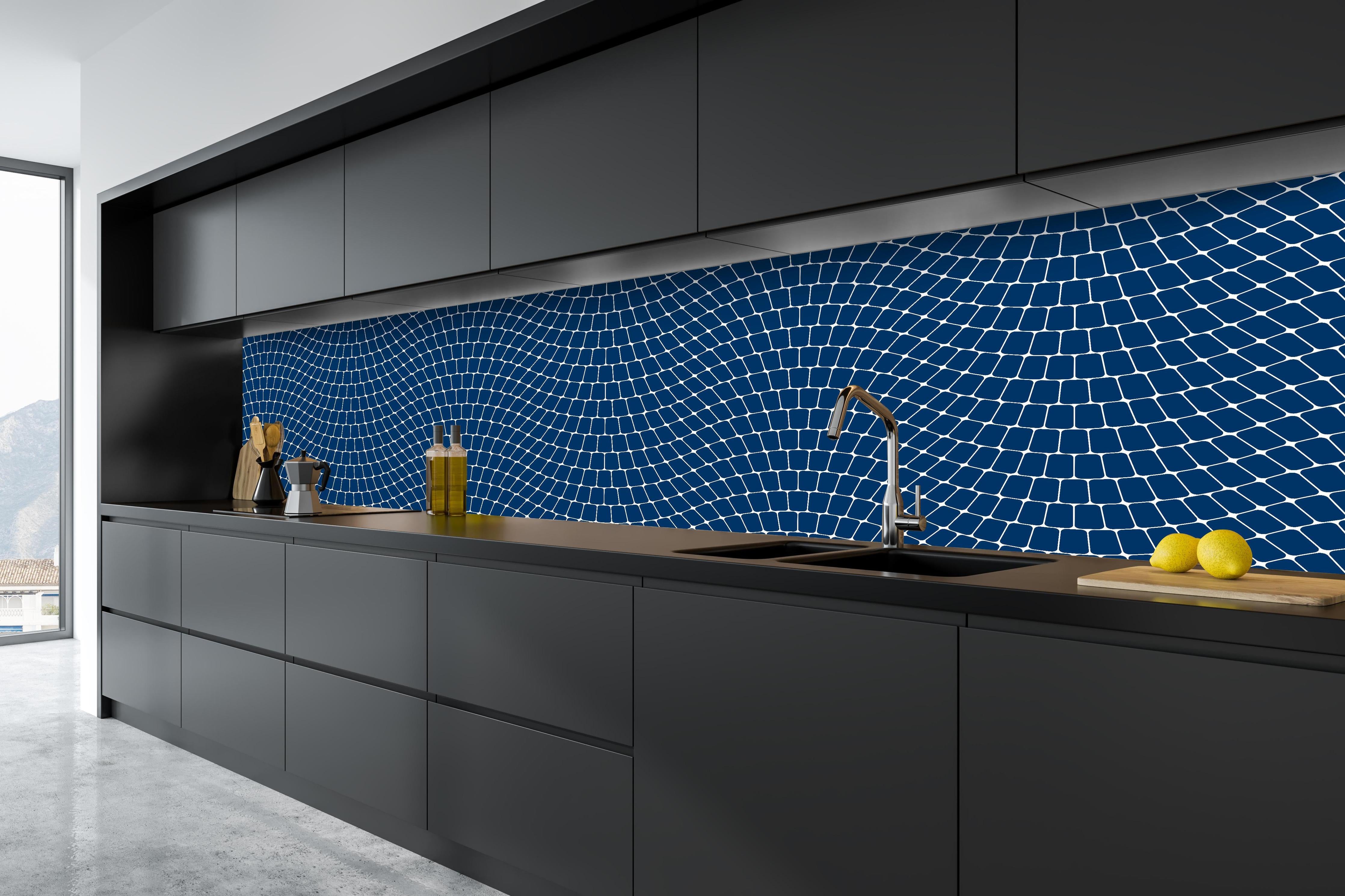 Küche - Onde Sinuoso Blu notte hinter weißen Hochglanz-Küchenregalen und schwarzem Wasserhahn