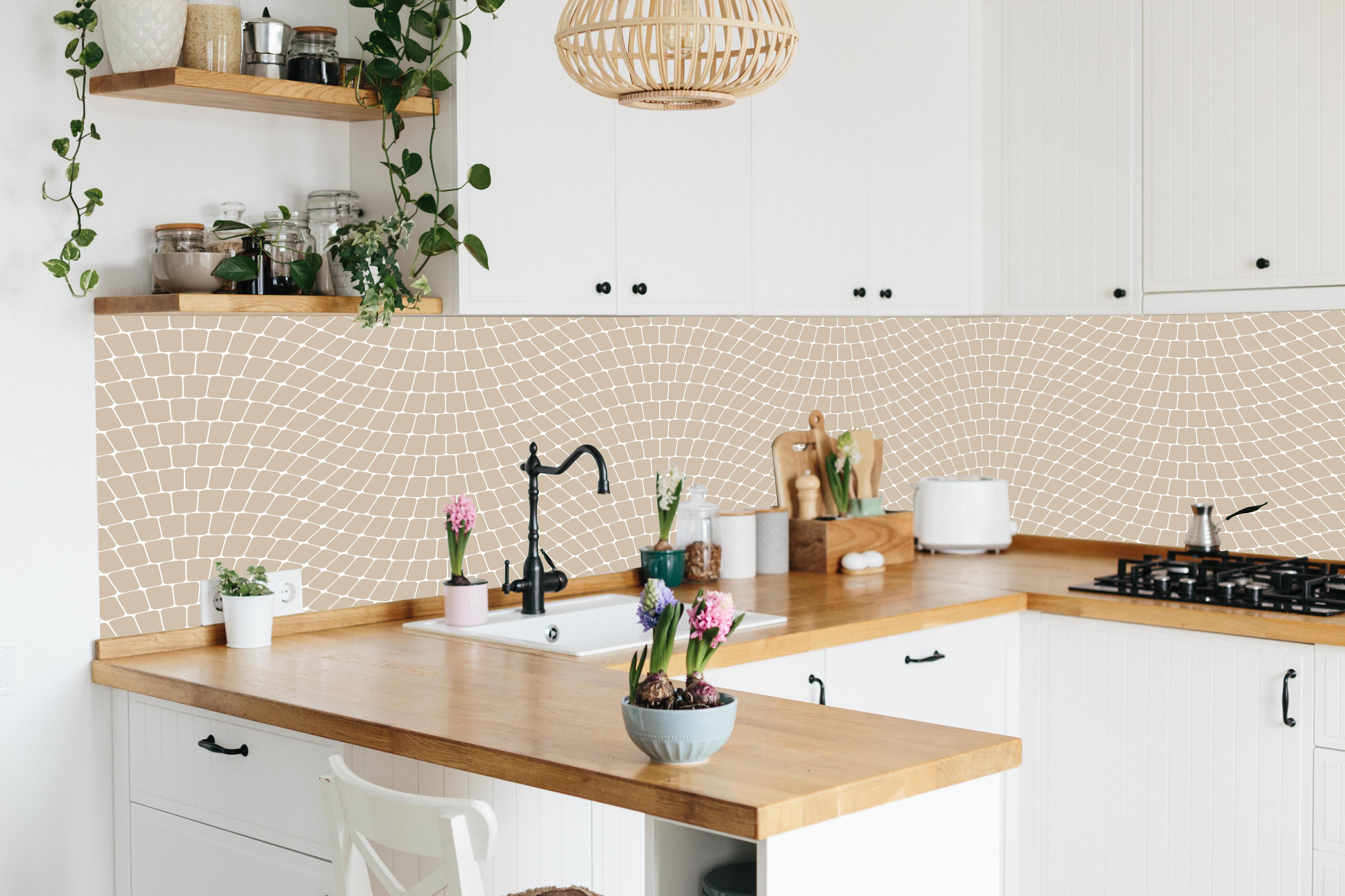 Küche - Onde Sinuoso Cappuccino hinter weißen Hochglanz-Küchenregalen und schwarzem Wasserhahn