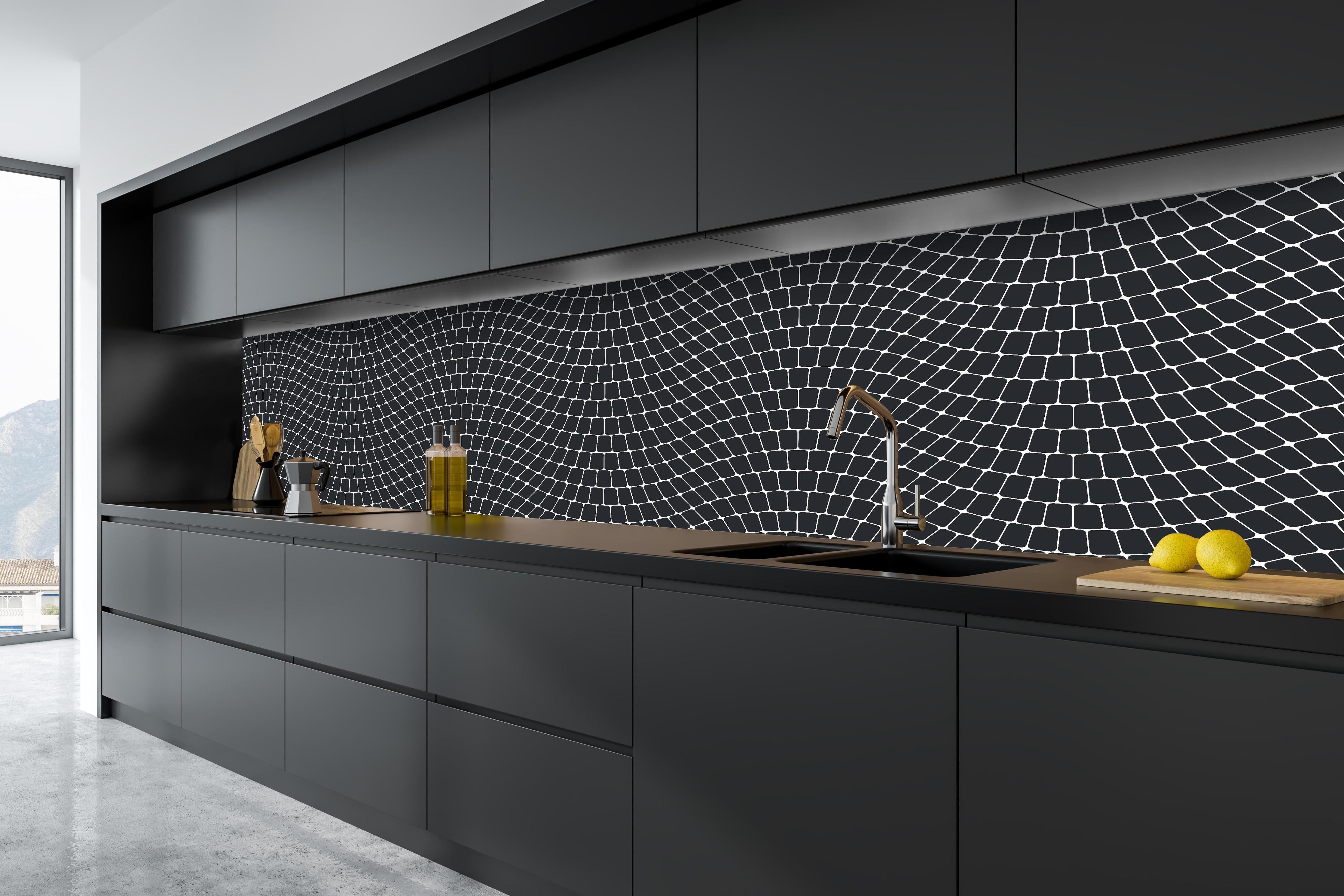 Küche - Onde Sinuoso Carbone hinter weißen Hochglanz-Küchenregalen und schwarzem Wasserhahn