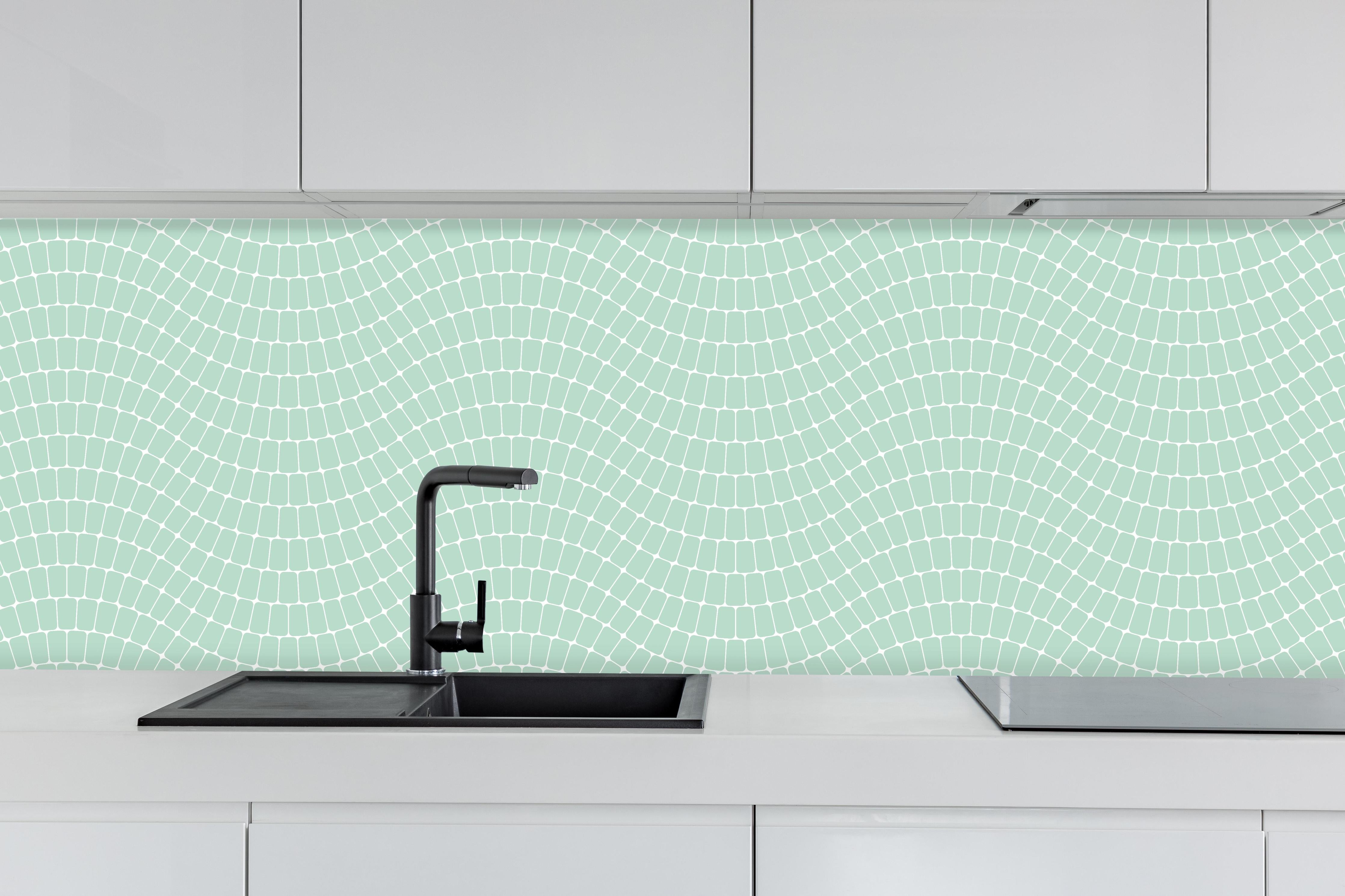 Küche - Onde Sinuoso Menta hinter weißen Hochglanz-Küchenregalen und schwarzem Wasserhahn