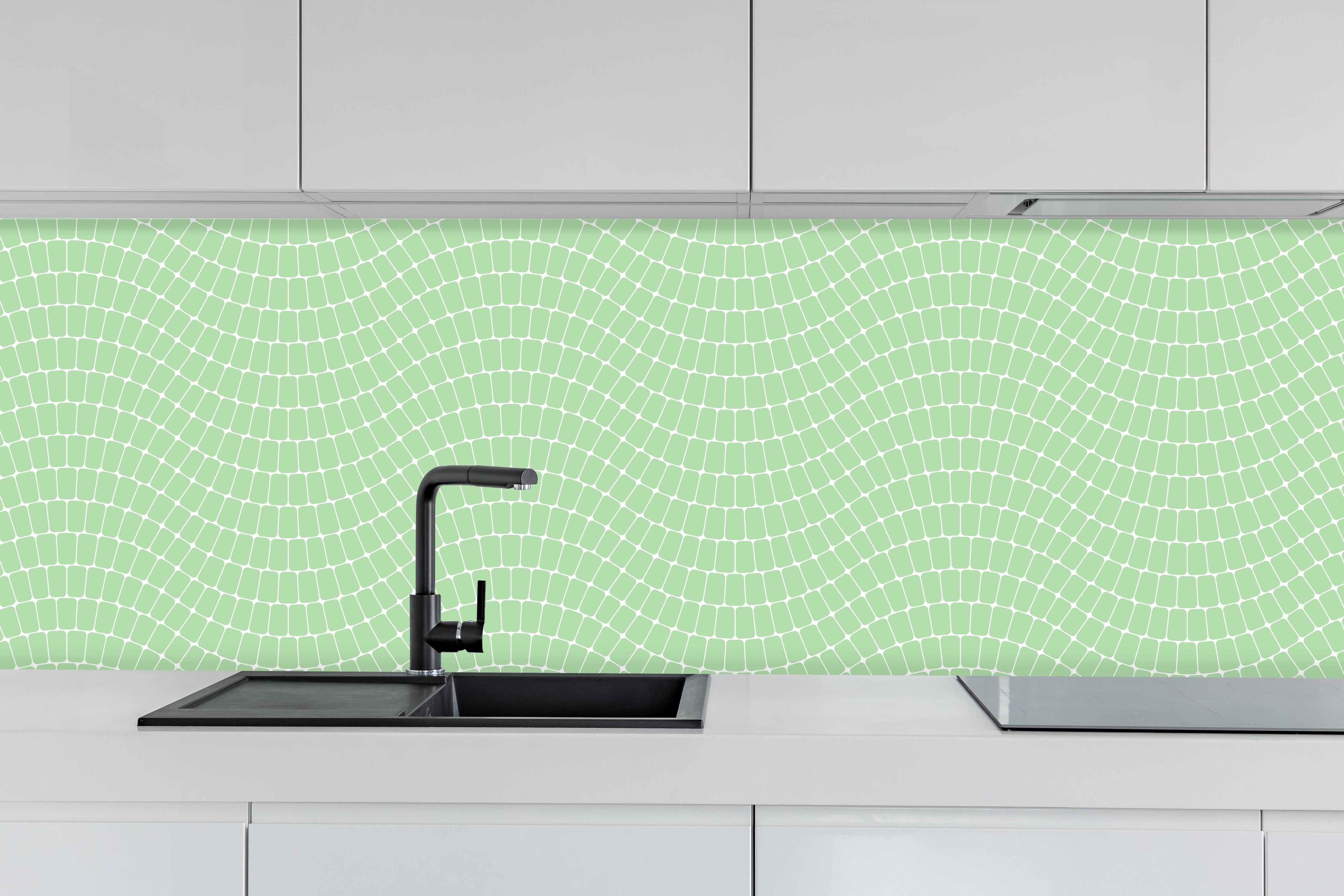 Küche - Onde Sinuoso Muschio hinter weißen Hochglanz-Küchenregalen und schwarzem Wasserhahn