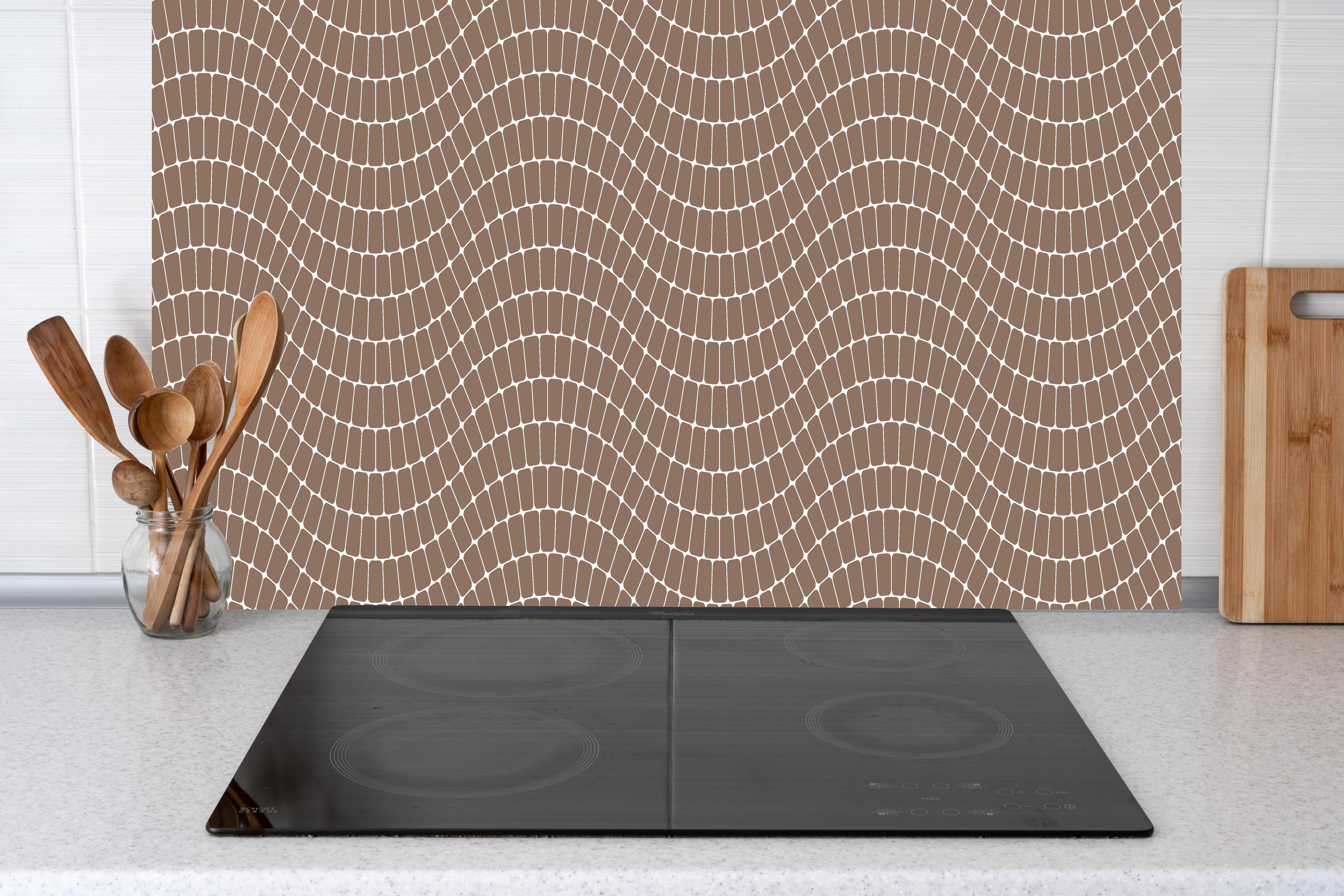 Küche - Onde Sinuoso Sigaro hinter weißen Hochglanz-Küchenregalen und schwarzem Wasserhahn