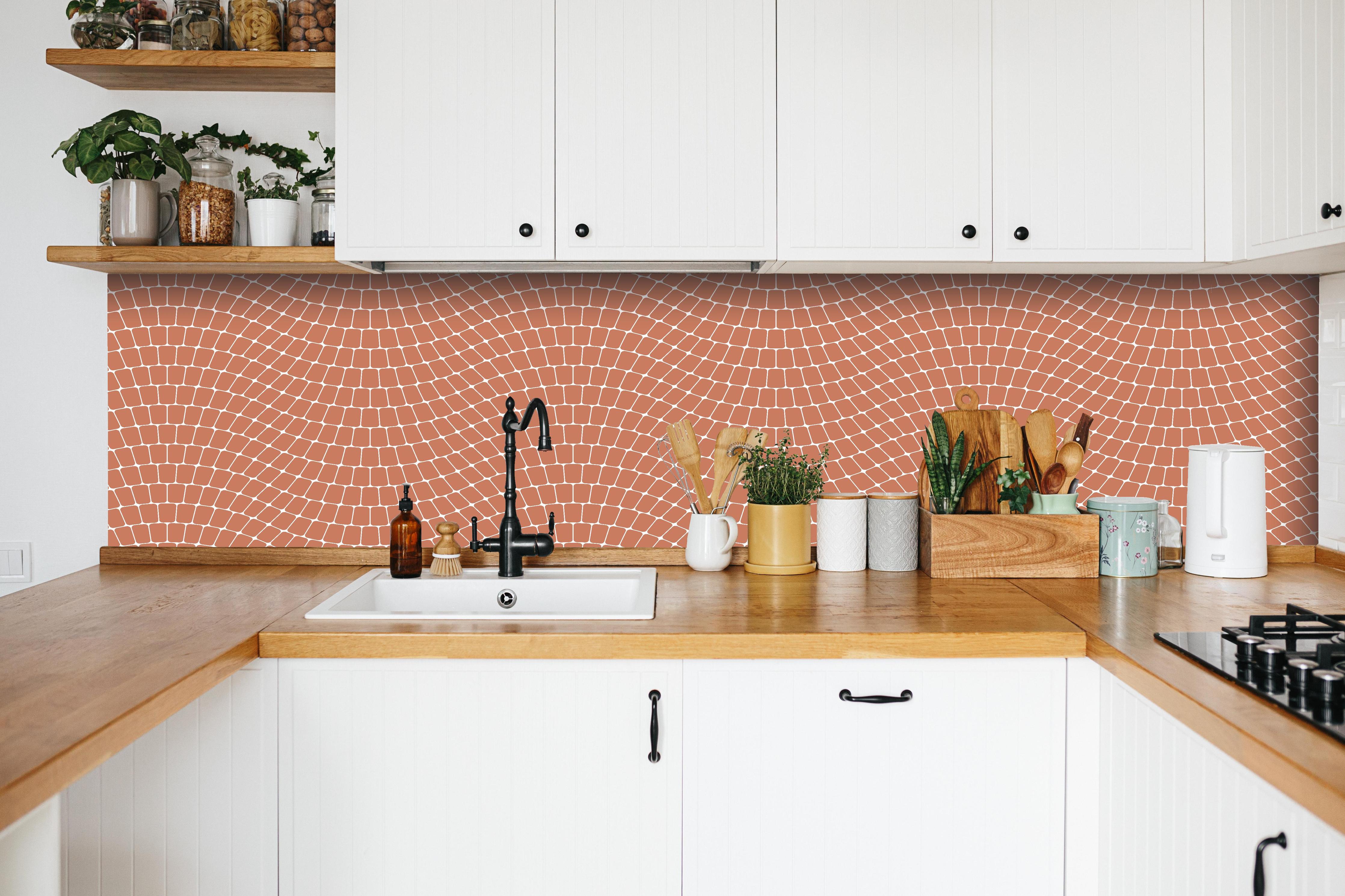 Küche - Onde Sinuoso Terracotta hinter weißen Hochglanz-Küchenregalen und schwarzem Wasserhahn
