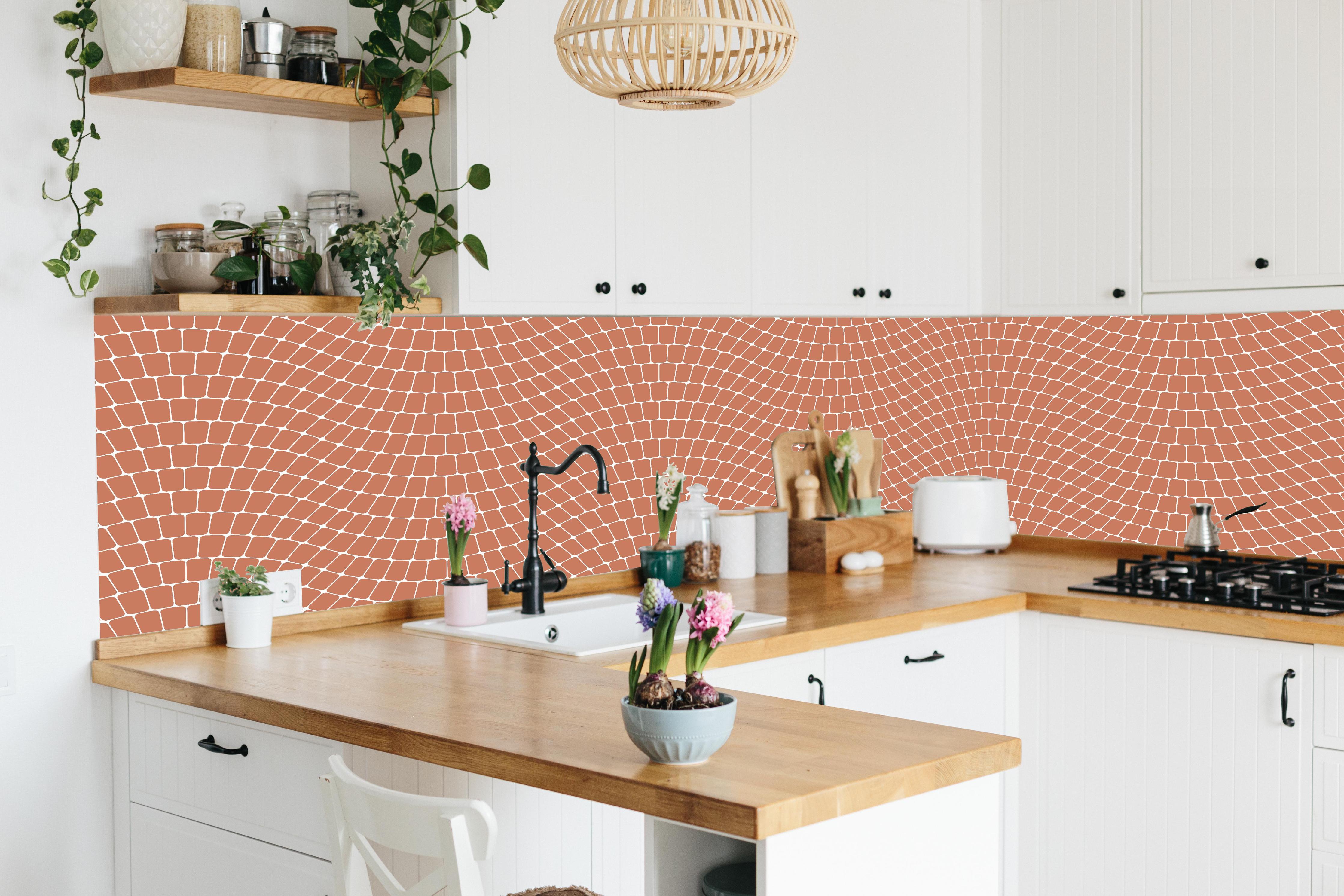 Küche - Onde Sinuoso Terracotta hinter weißen Hochglanz-Küchenregalen und schwarzem Wasserhahn