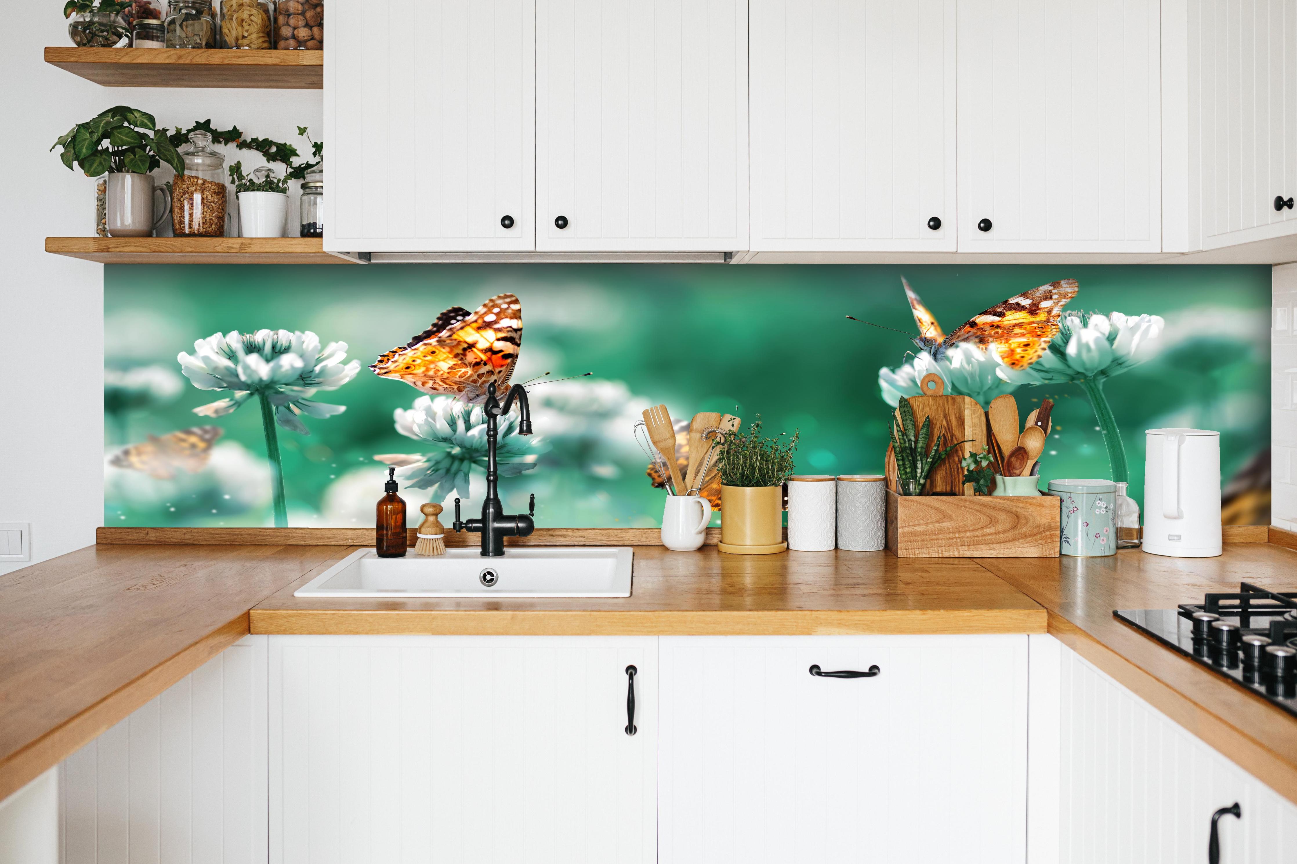 Küche - Orange Schmetterlinge Sommergarten hinter weißen Hochglanz-Küchenregalen und schwarzem Wasserhahn