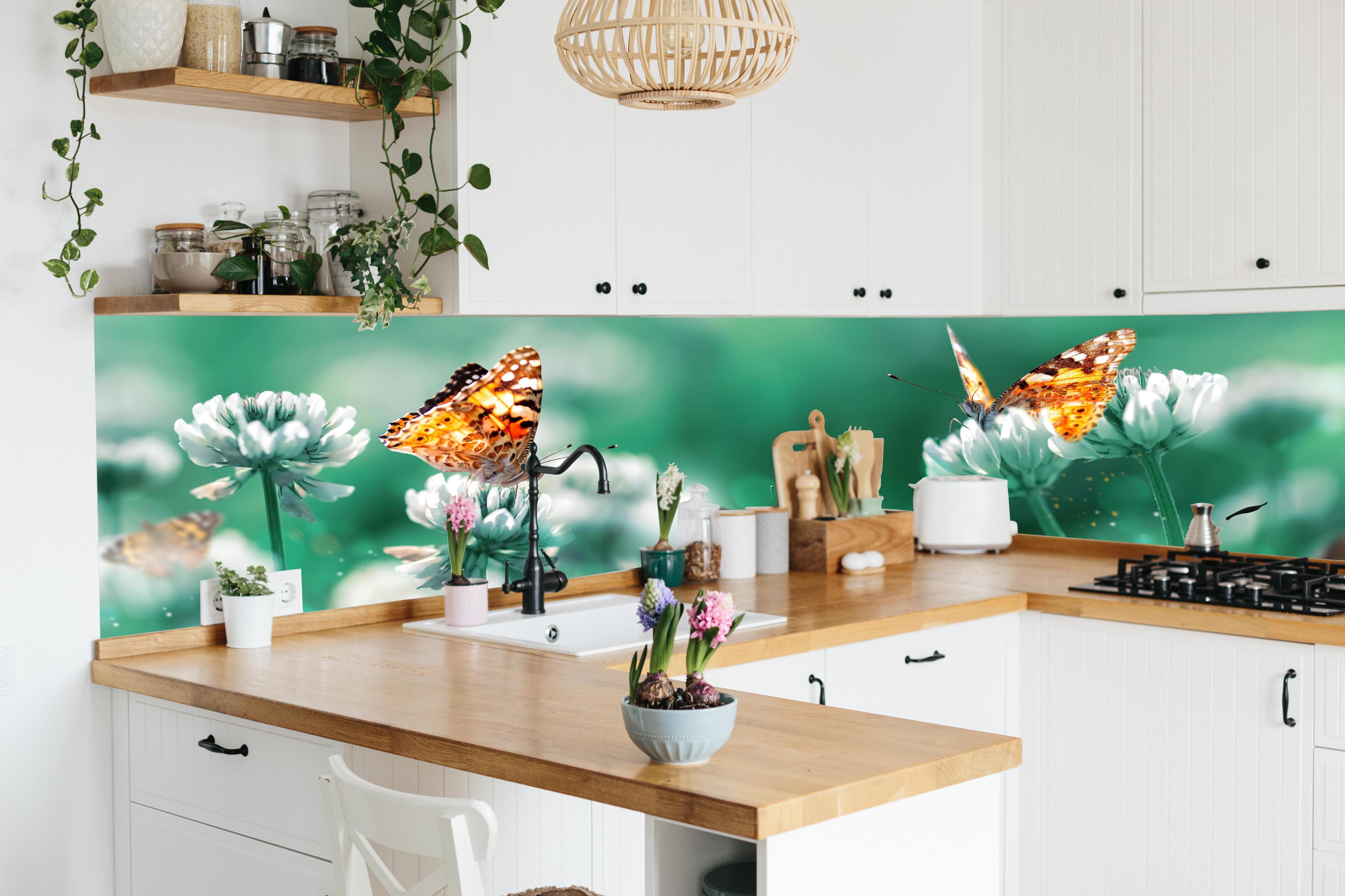Küche - Orange Schmetterlinge Sommergarten hinter weißen Hochglanz-Küchenregalen und schwarzem Wasserhahn