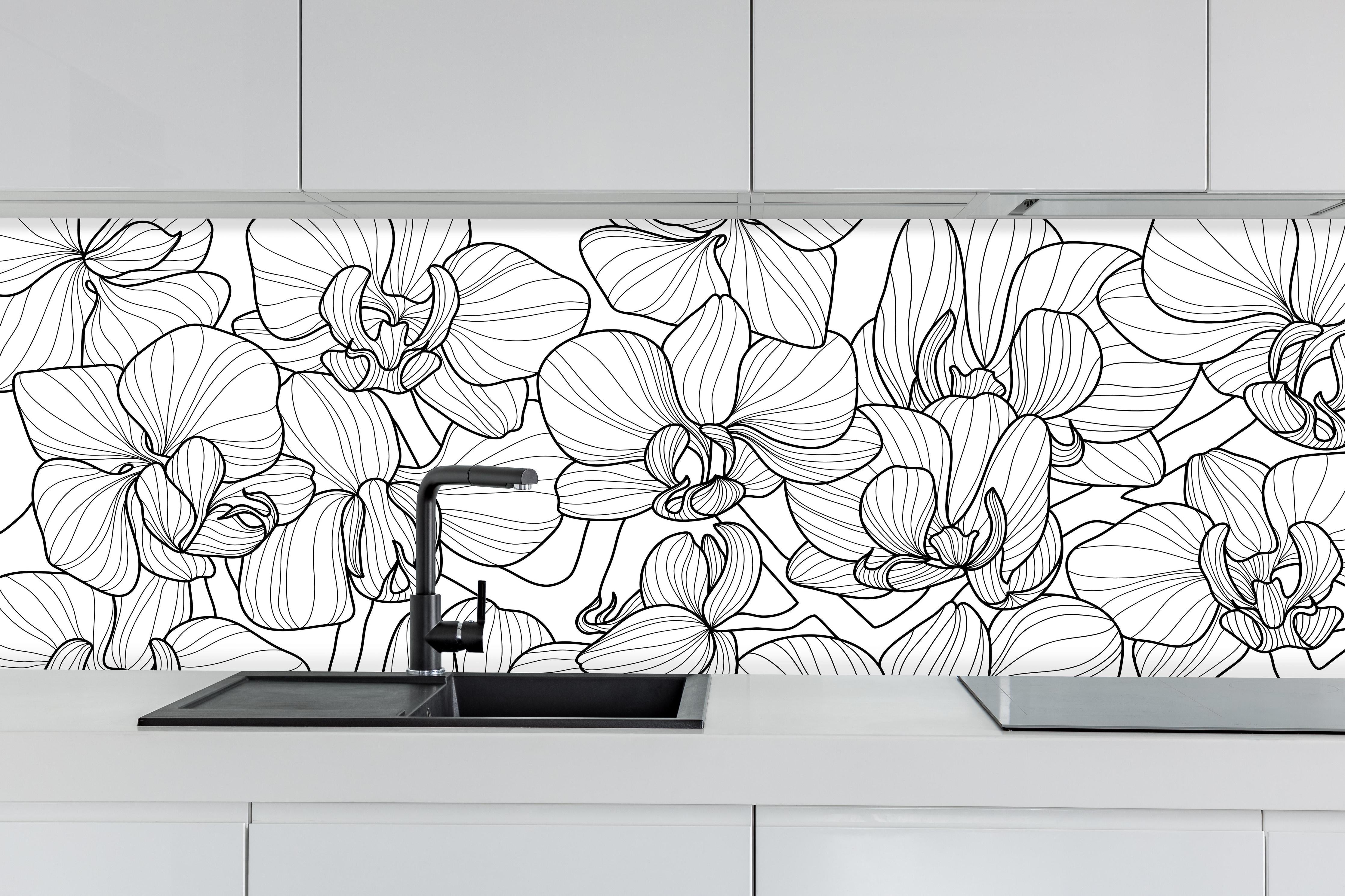 Küche - Orchideen Lineart Schwarz-Weiß hinter weißen Hochglanz-Küchenregalen und schwarzem Wasserhahn
