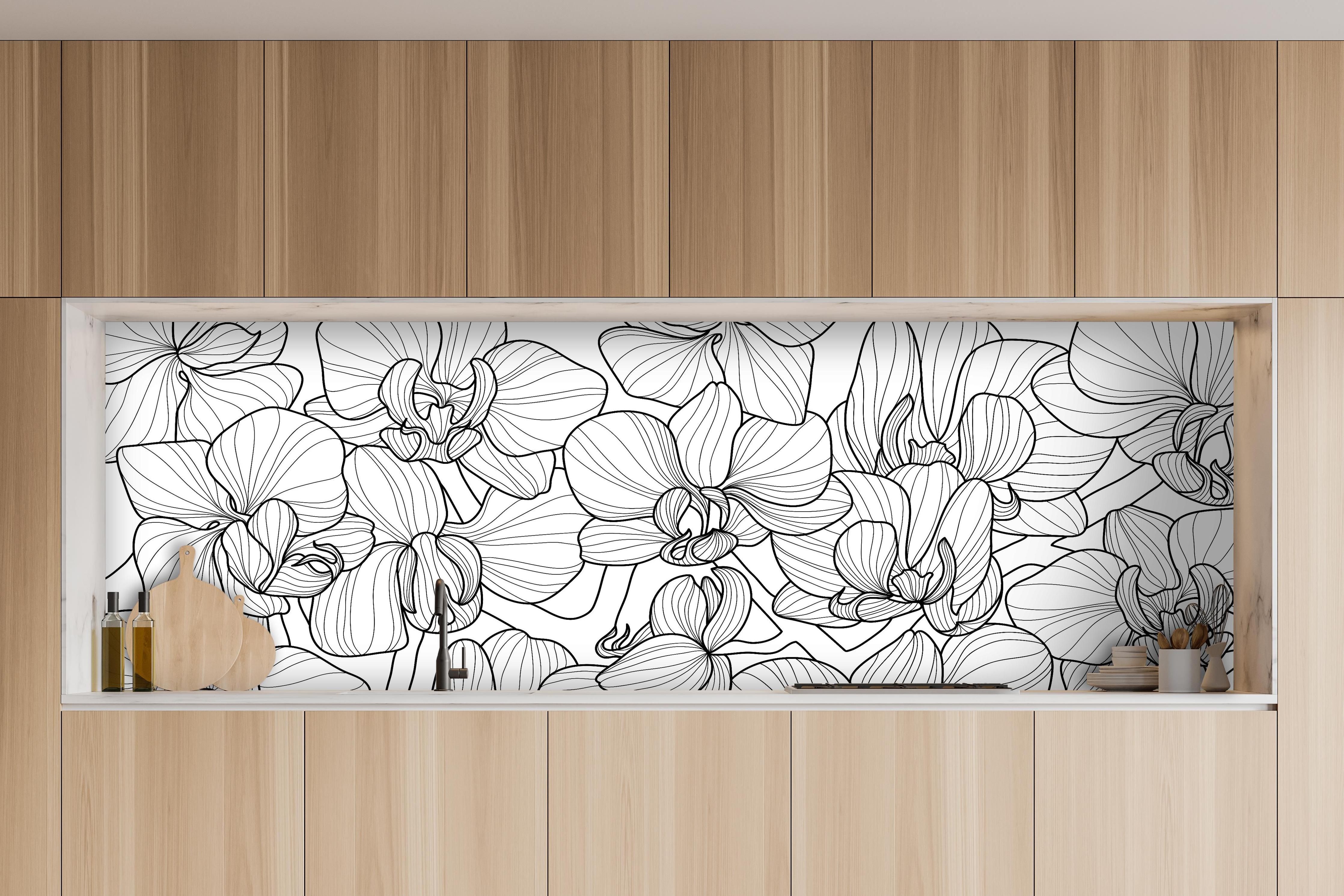 Küche - Orchideen Linienkunst in Schwarz-Weiß hinter weißen Hochglanz-Küchenregalen und schwarzem Wasserhahn
