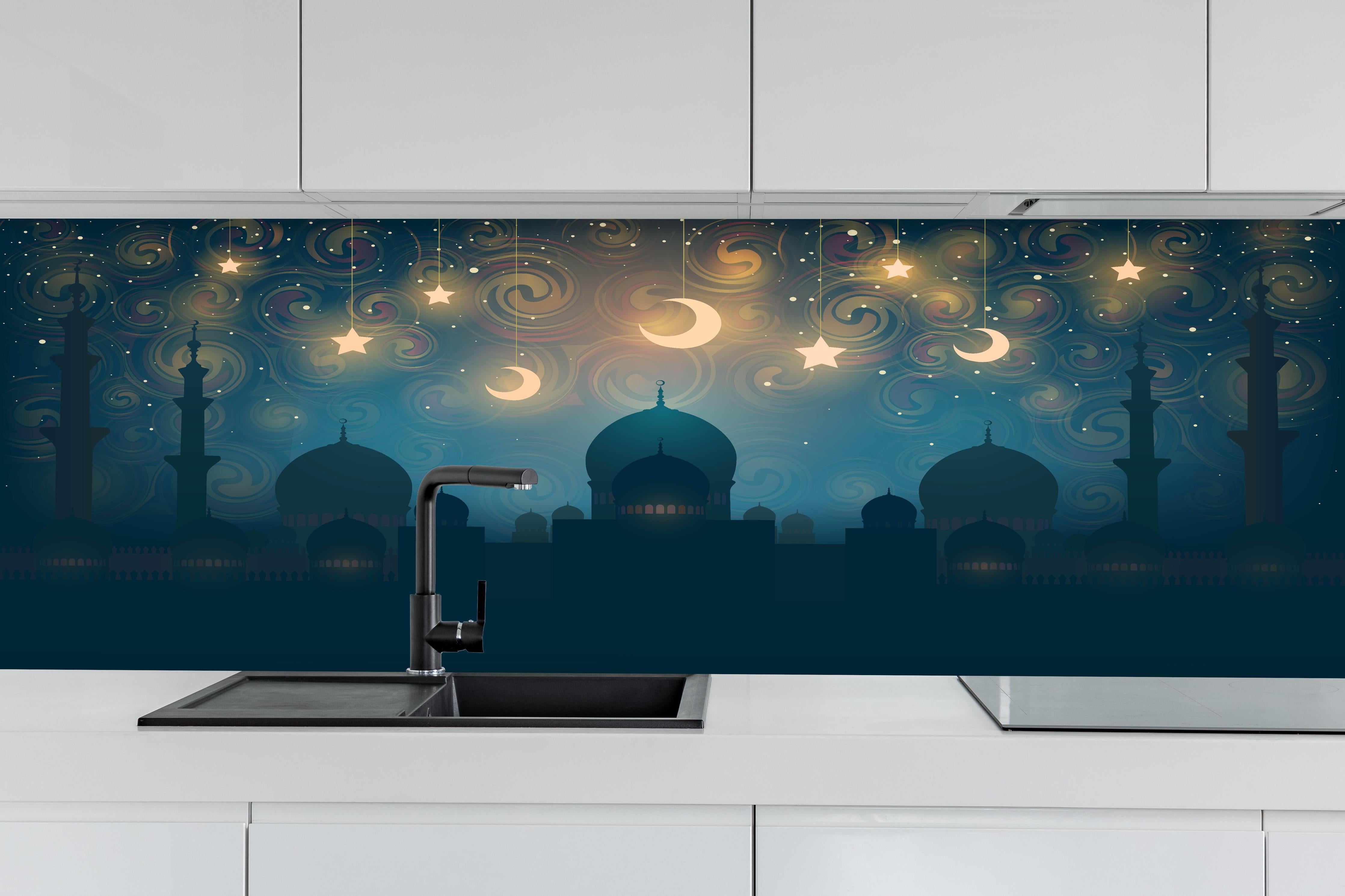 Küche - Orientalische Moschee Nacht Silhouette hinter weißen Hochglanz-Küchenregalen und schwarzem Wasserhahn