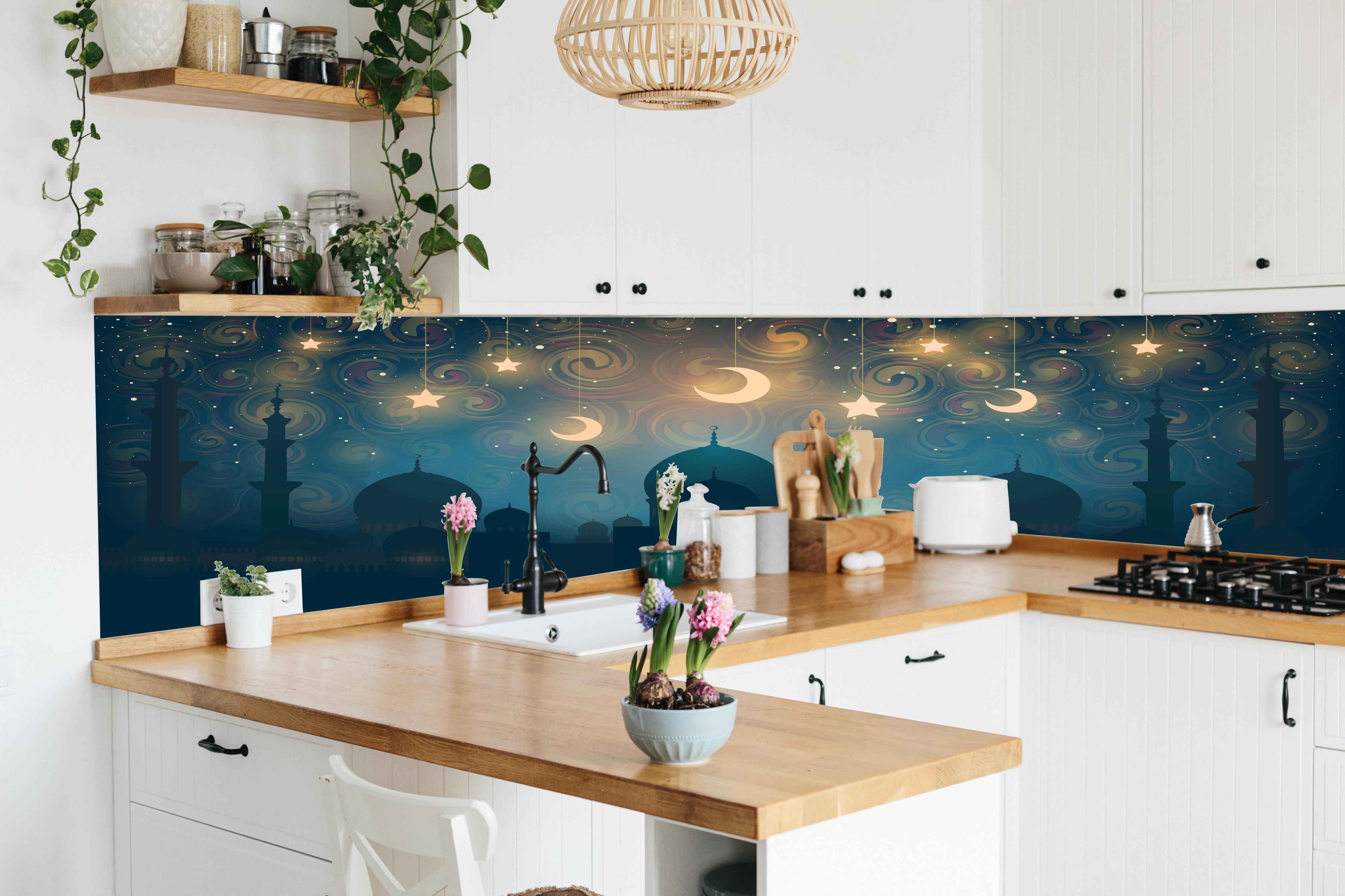 Küche - Orientalische Moschee Nacht Silhouette hinter weißen Hochglanz-Küchenregalen und schwarzem Wasserhahn