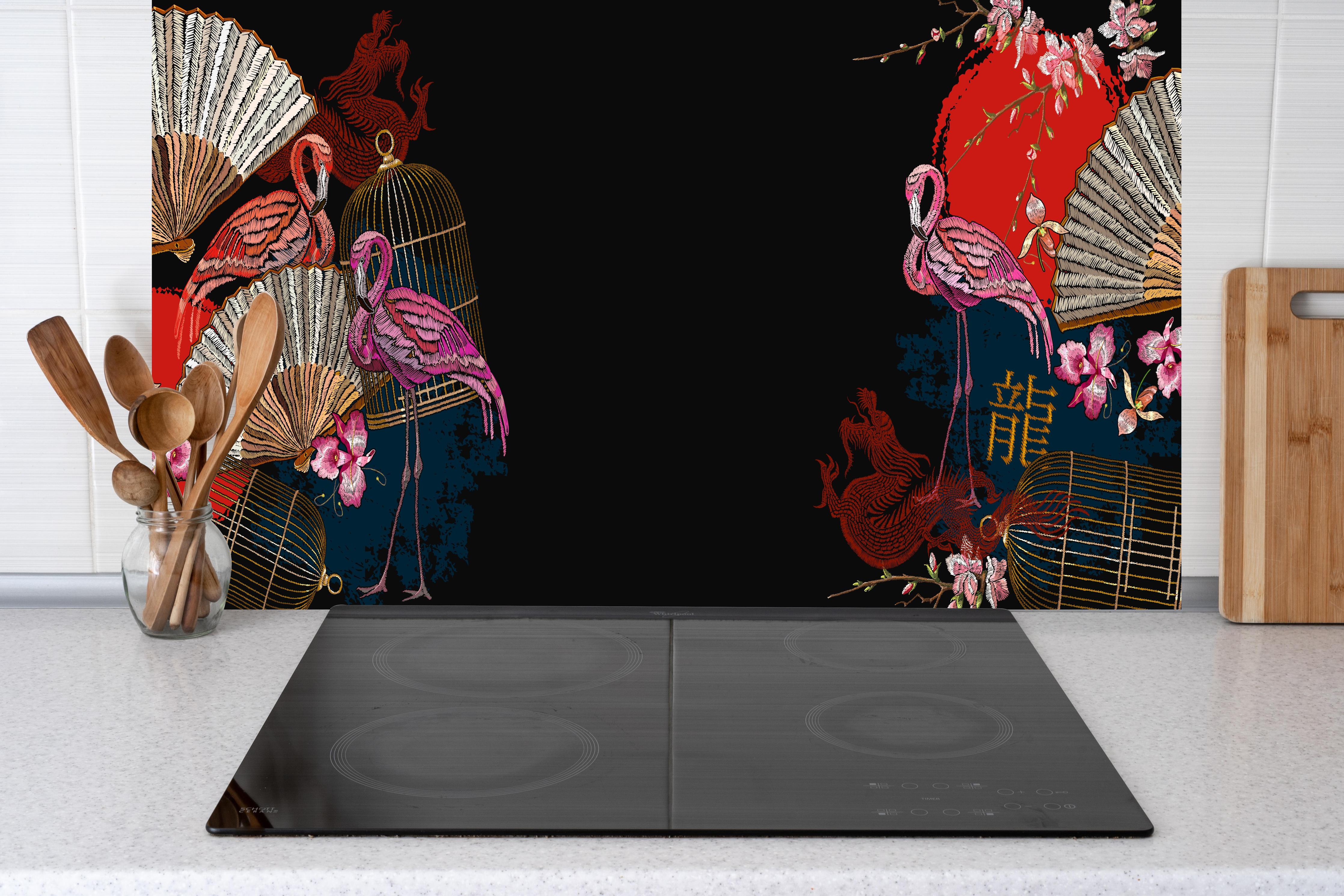 Küche - Orientalischer Banner Flamingo und Drache hinter weißen Hochglanz-Küchenregalen und schwarzem Wasserhahn