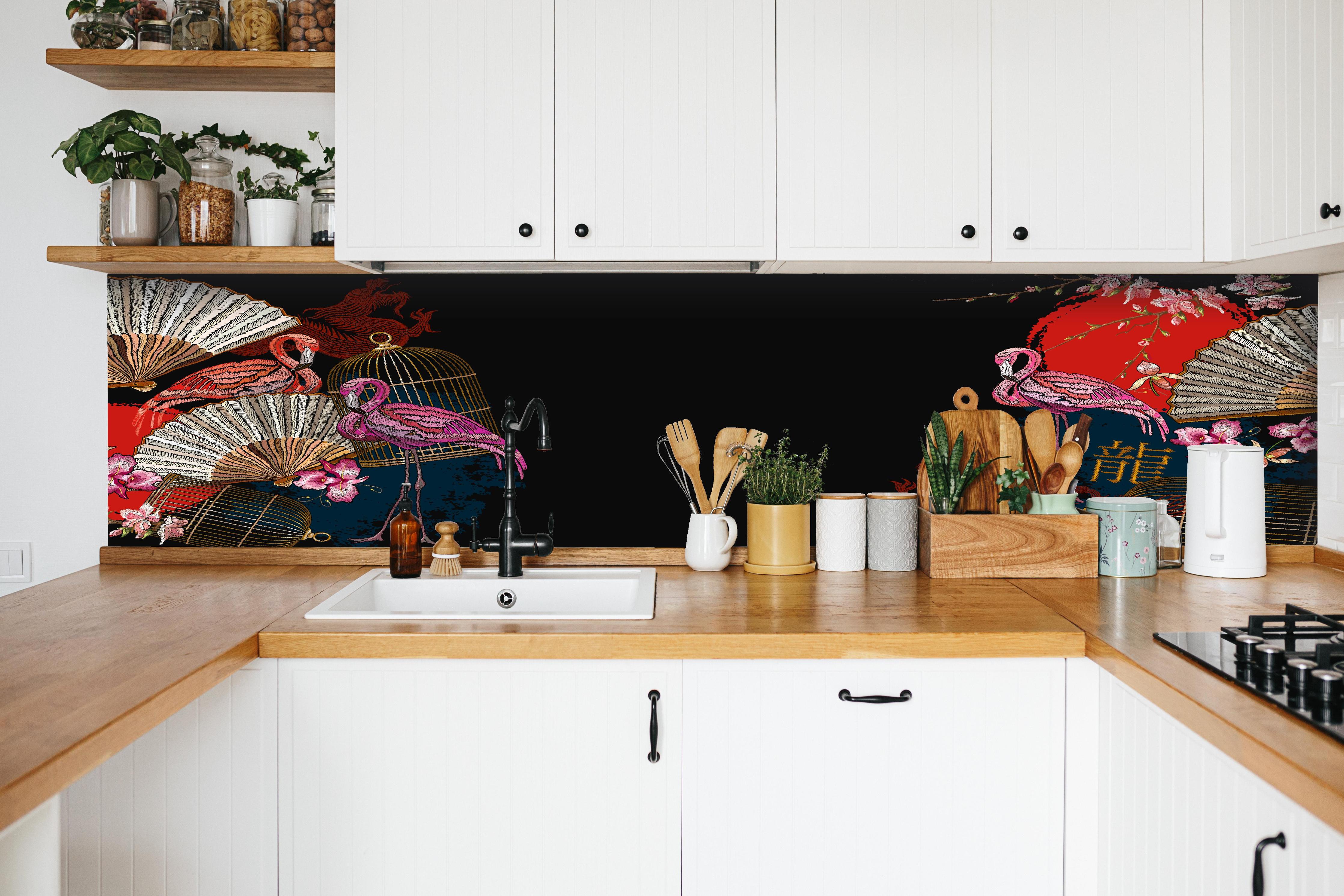 Küche - Orientalischer Banner Flamingo und Drache hinter weißen Hochglanz-Küchenregalen und schwarzem Wasserhahn