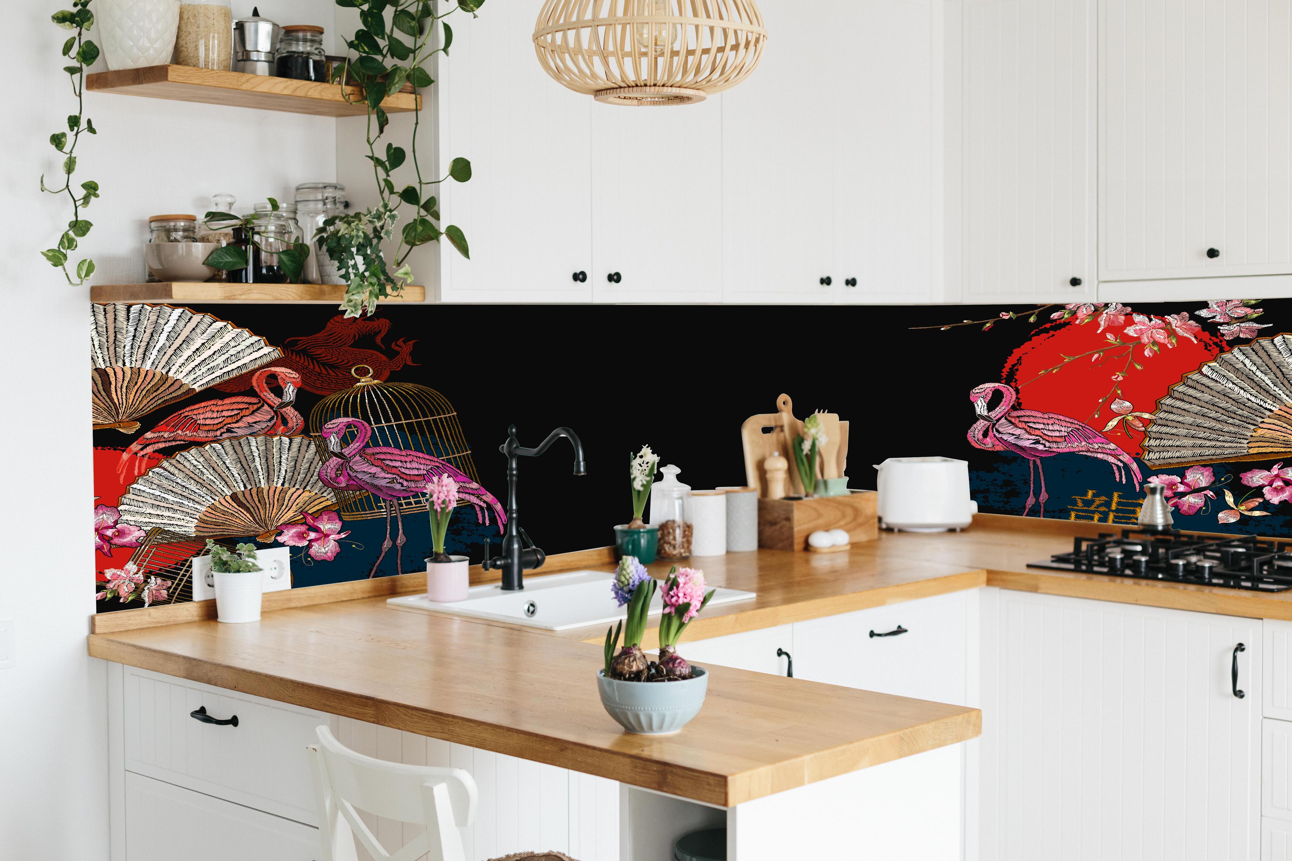 Küche - Orientalischer Banner Flamingo und Drache hinter weißen Hochglanz-Küchenregalen und schwarzem Wasserhahn