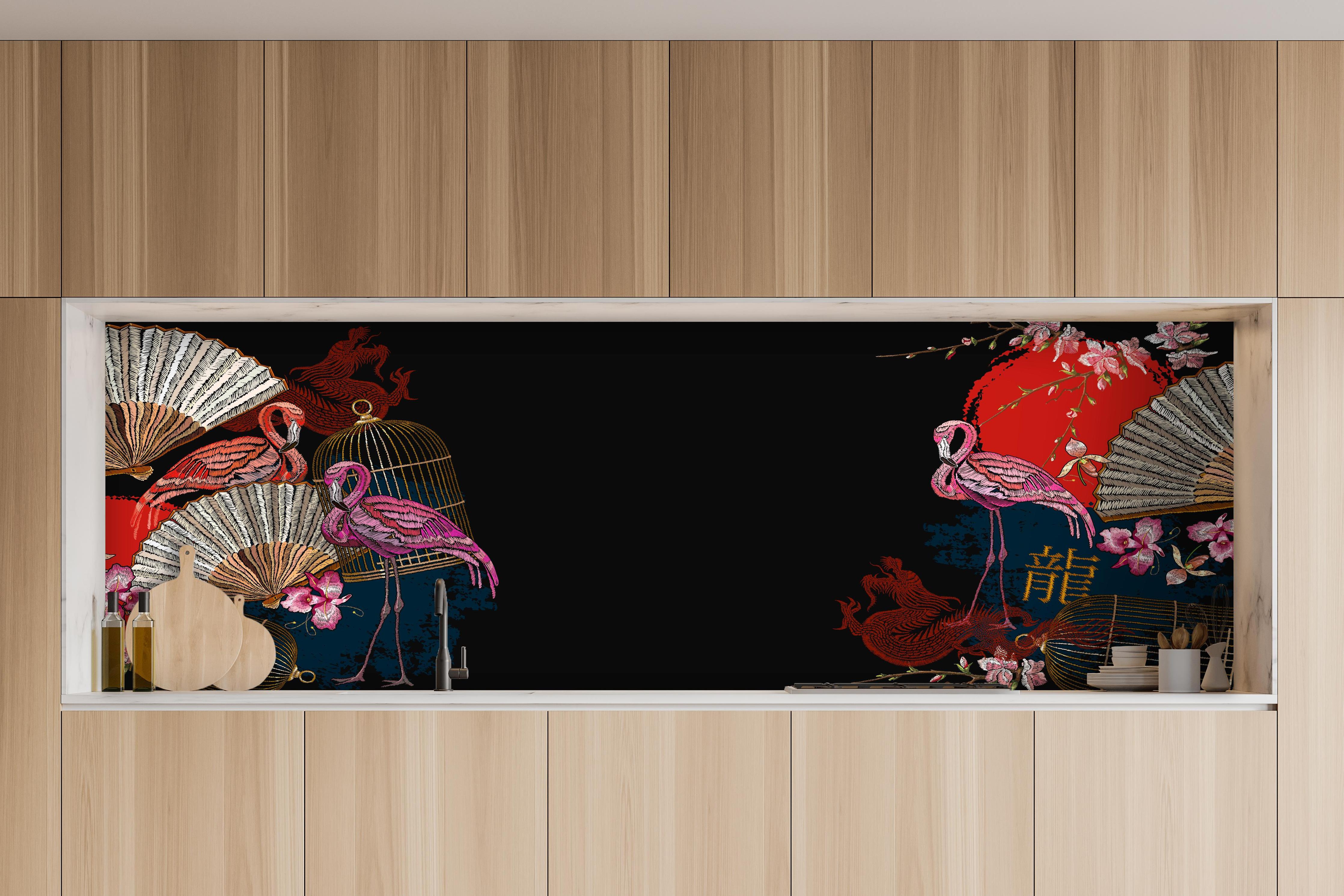 Küche - Orientalischer Banner mit Drachen und Flamingos hinter weißen Hochglanz-Küchenregalen und schwarzem Wasserhahn