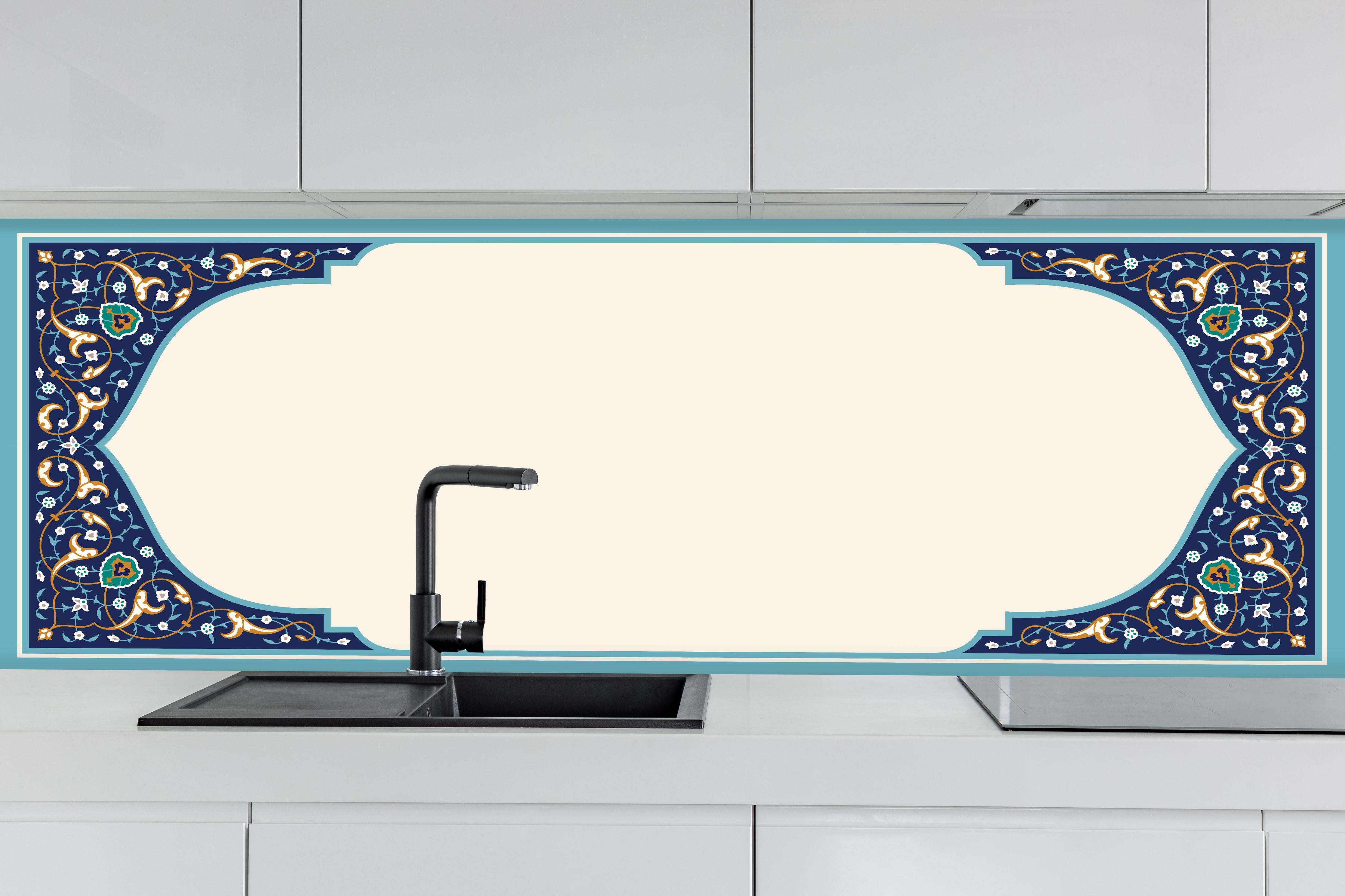 Küche - Orientalischer Rahmen in Blau und Gold hinter weißen Hochglanz-Küchenregalen und schwarzem Wasserhahn