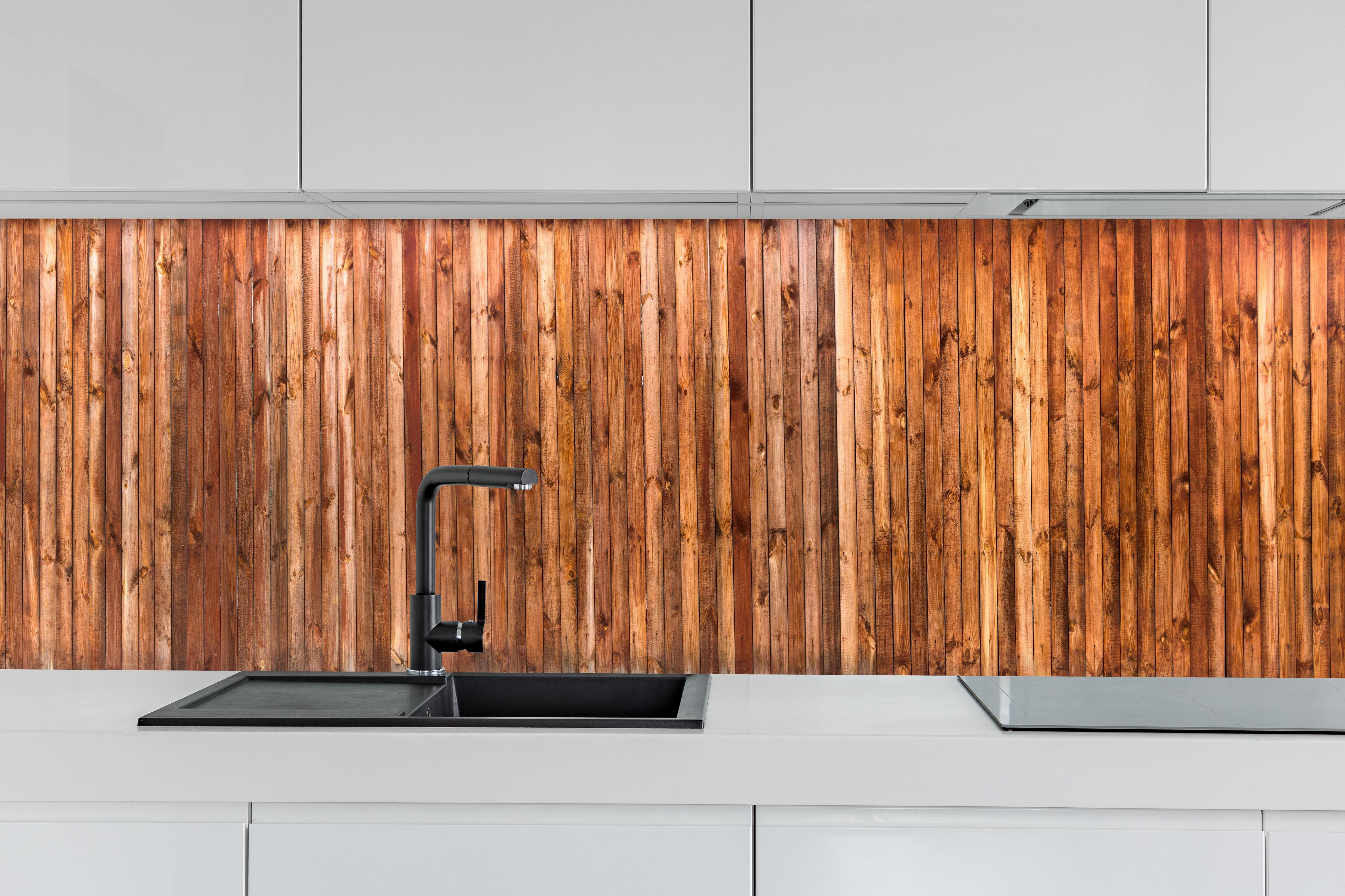 Küche - Panorama Holzplanken Tisch Hintergrund hinter weißen Hochglanz-Küchenregalen und schwarzem Wasserhahn