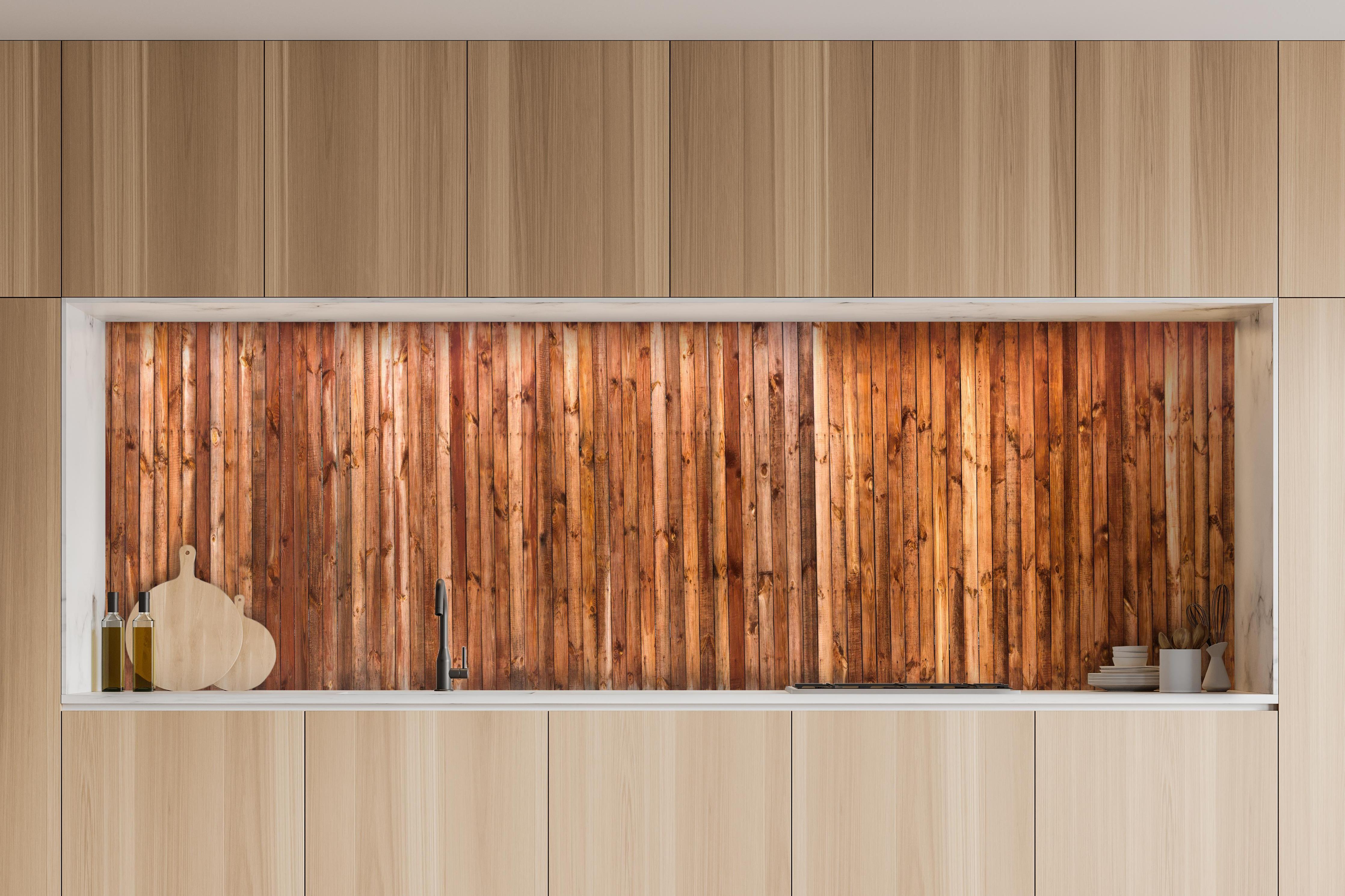 Küche - Panorama Holzplanken Tisch Hintergrund hinter weißen Hochglanz-Küchenregalen und schwarzem Wasserhahn