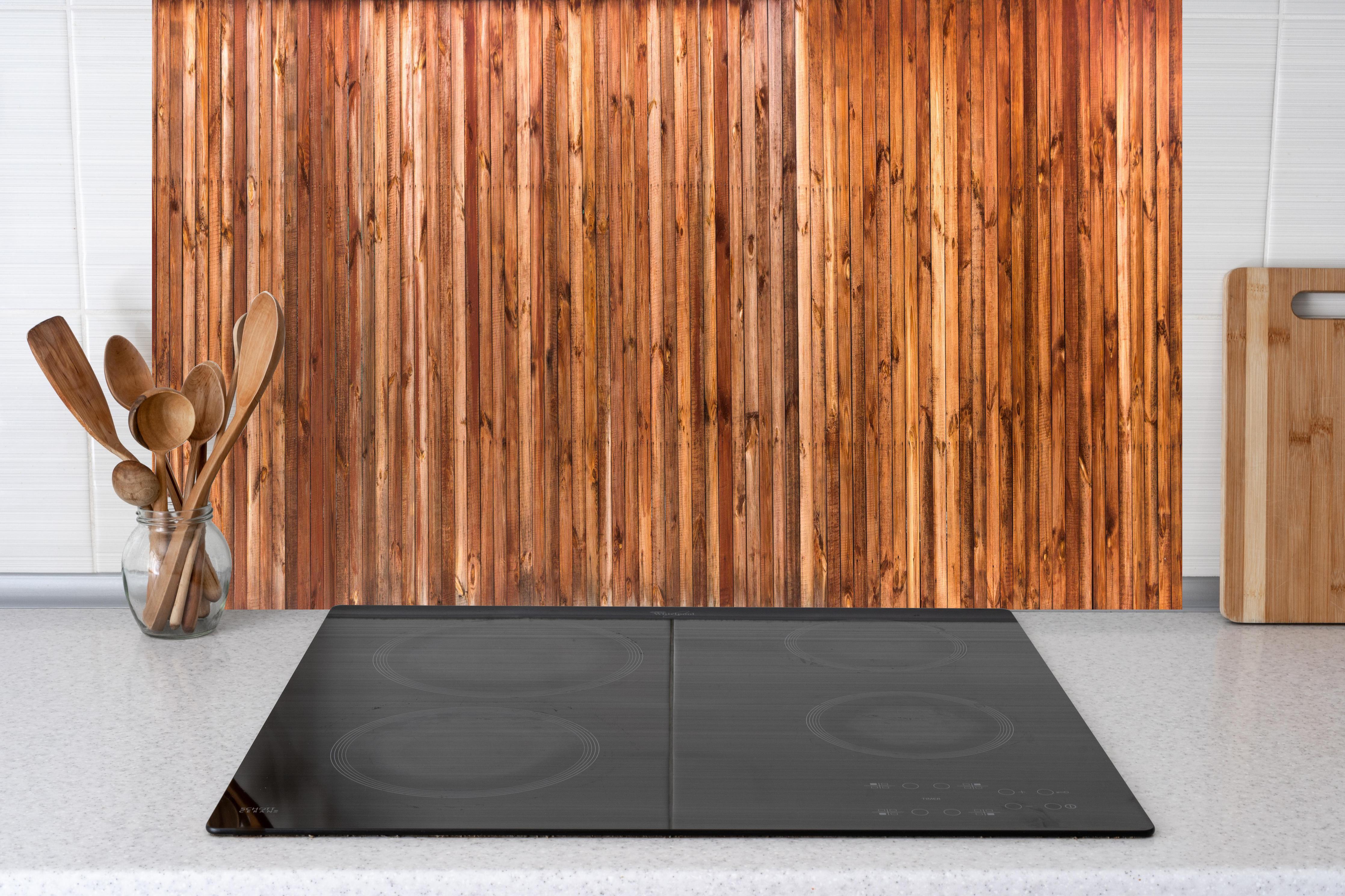 Küche - Panorama Holzplanken Tisch Hintergrund hinter weißen Hochglanz-Küchenregalen und schwarzem Wasserhahn