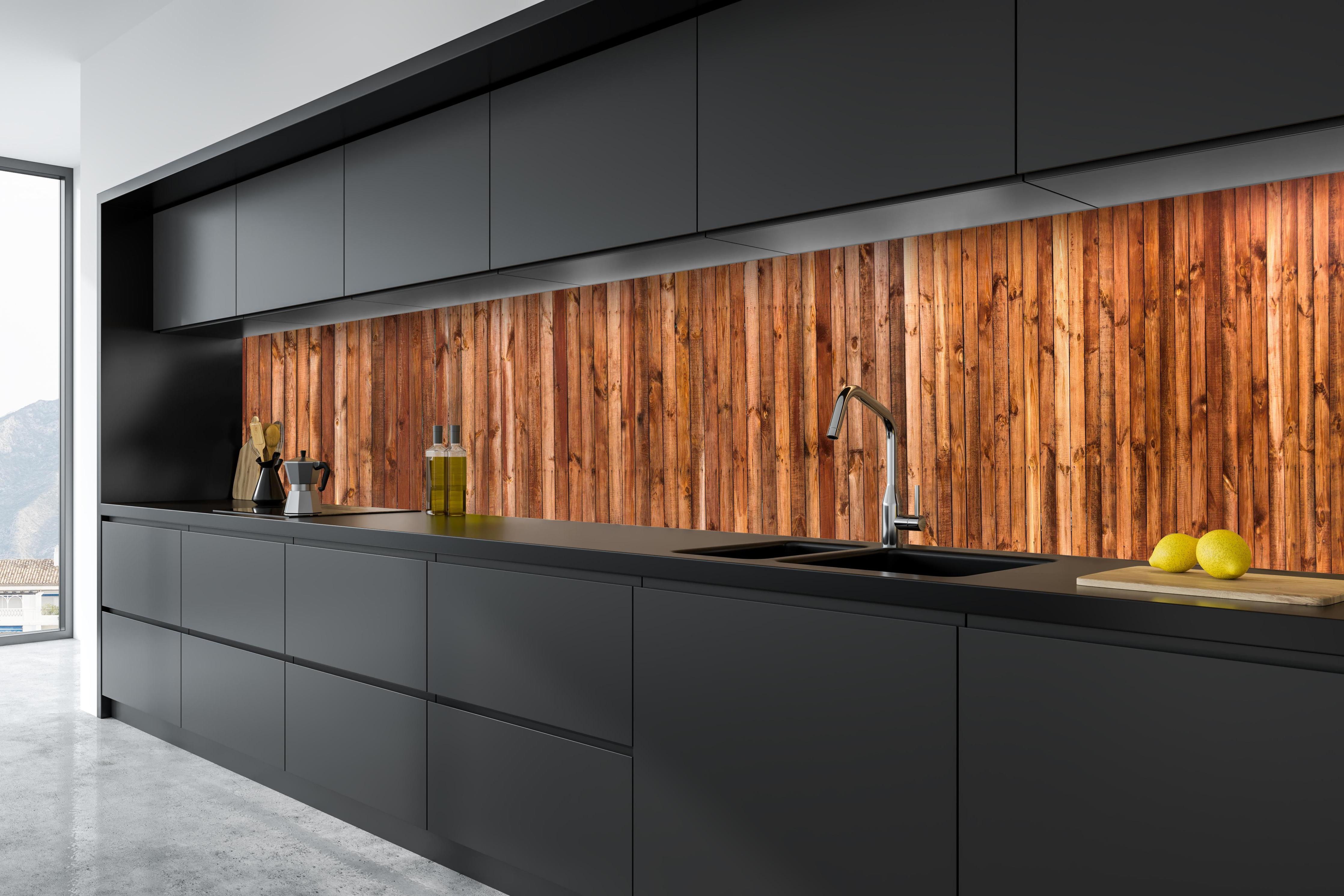 Küche - Panorama Holzplanken Tisch Hintergrund hinter weißen Hochglanz-Küchenregalen und schwarzem Wasserhahn