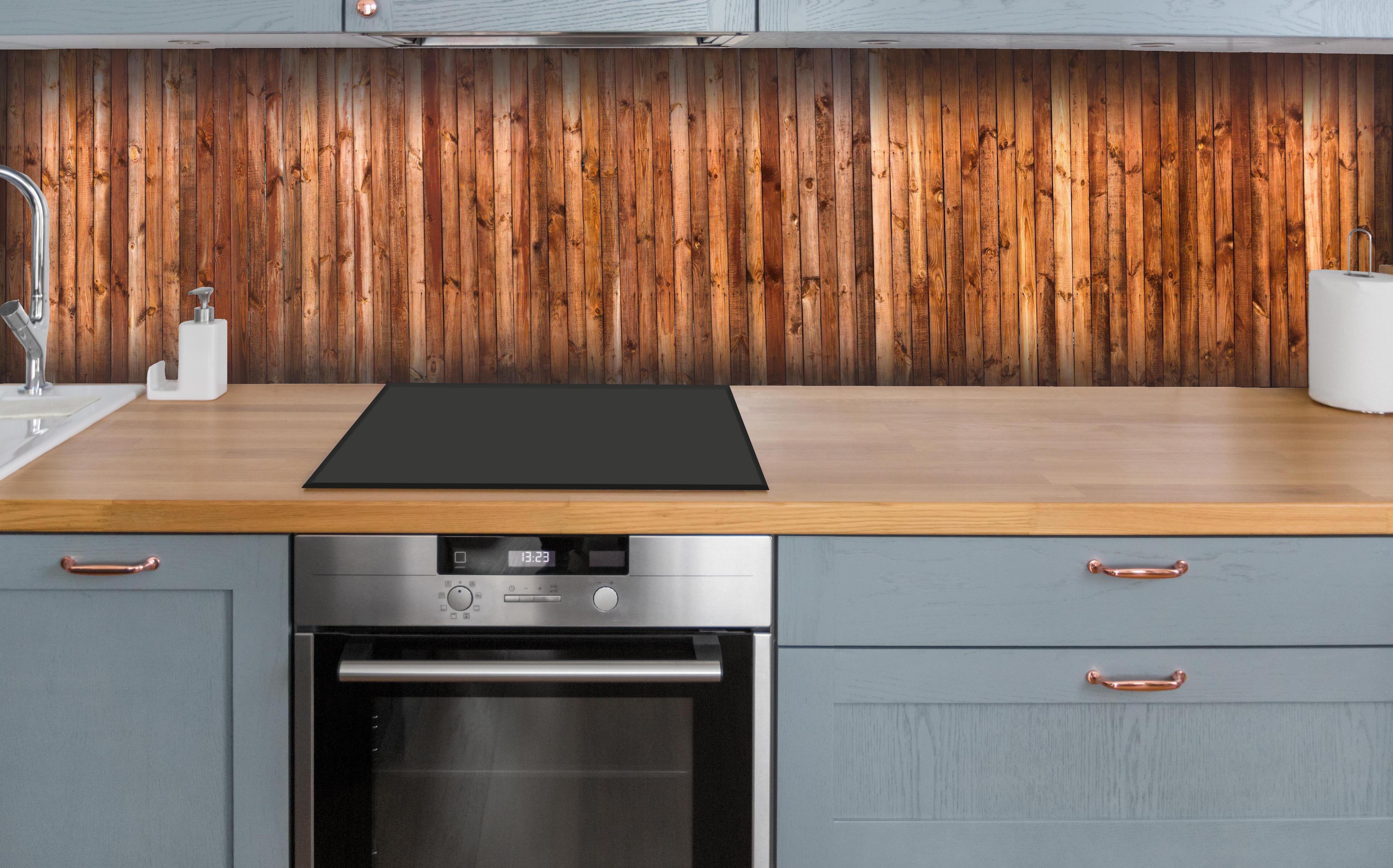 Küche - Panorama Holzplanken Tisch Hintergrund hinter weißen Hochglanz-Küchenregalen und schwarzem Wasserhahn