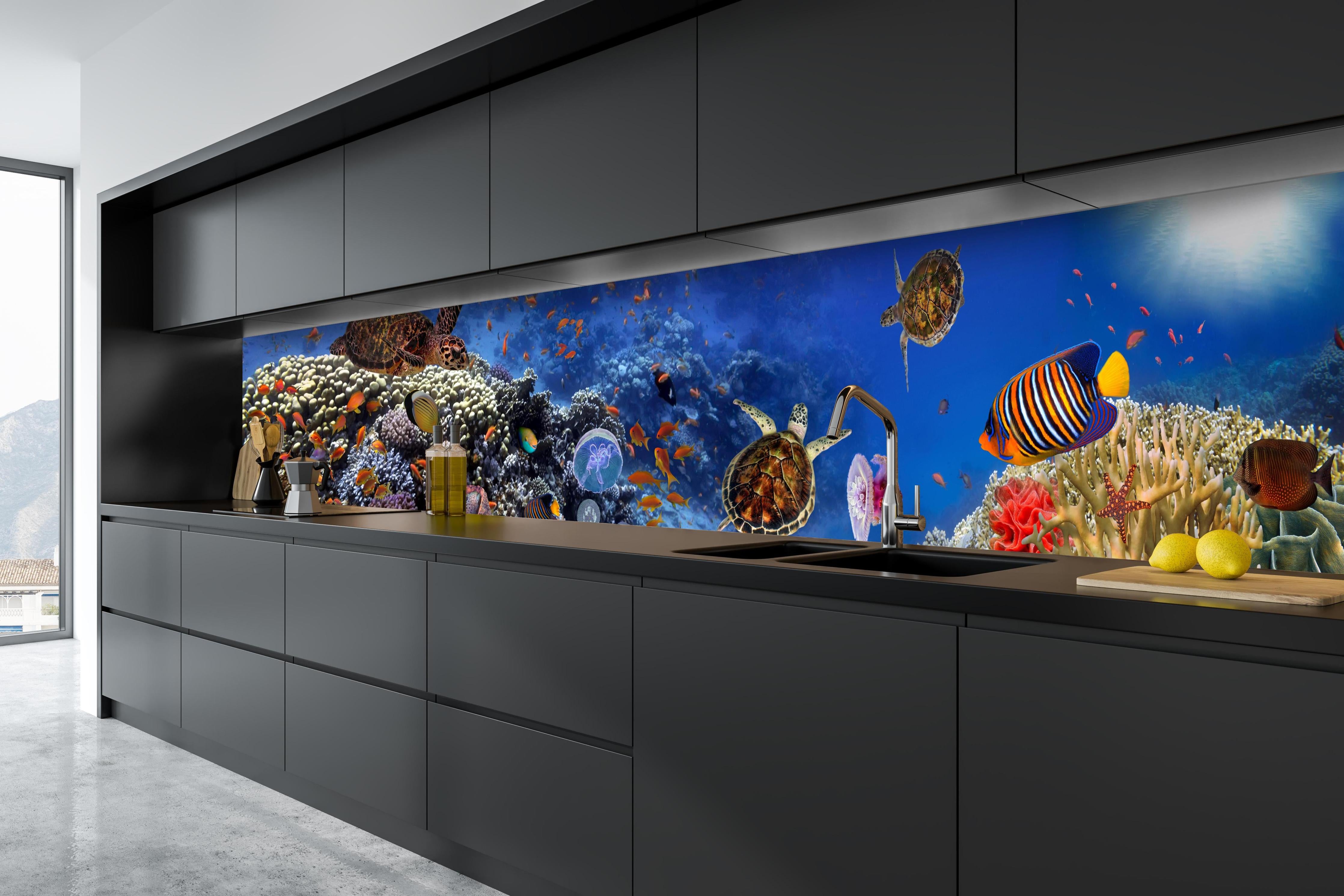 Küche - Panorama: Korallenriff mit Meerestieren hinter weißen Hochglanz-Küchenregalen und schwarzem Wasserhahn
