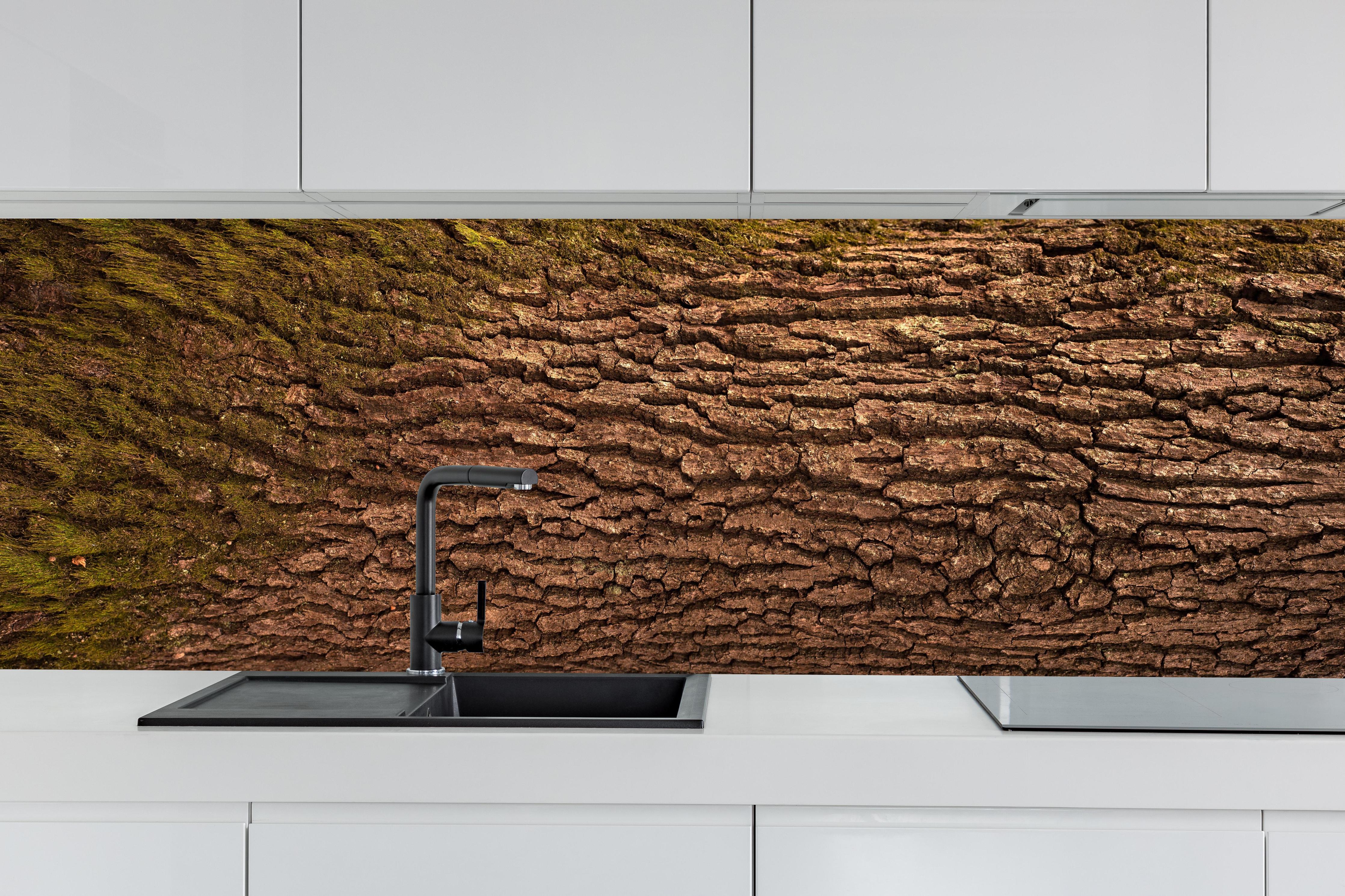 Küche - Panoramabild Textur Eichen-Baumrinde Natur hinter weißen Hochglanz-Küchenregalen und schwarzem Wasserhahn