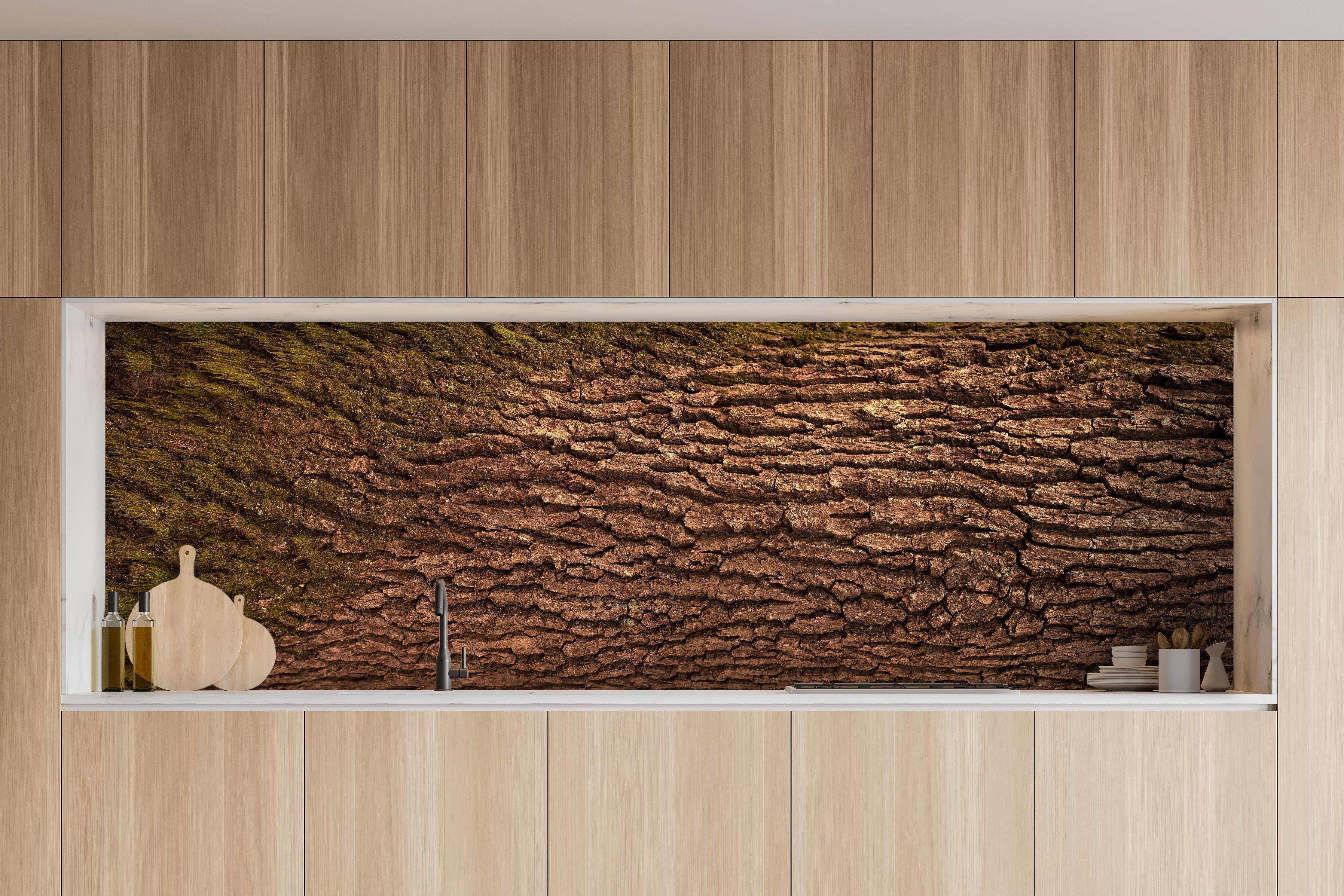 Küche - Panoramabild Textur Eichen-Baumrinde Natur hinter weißen Hochglanz-Küchenregalen und schwarzem Wasserhahn