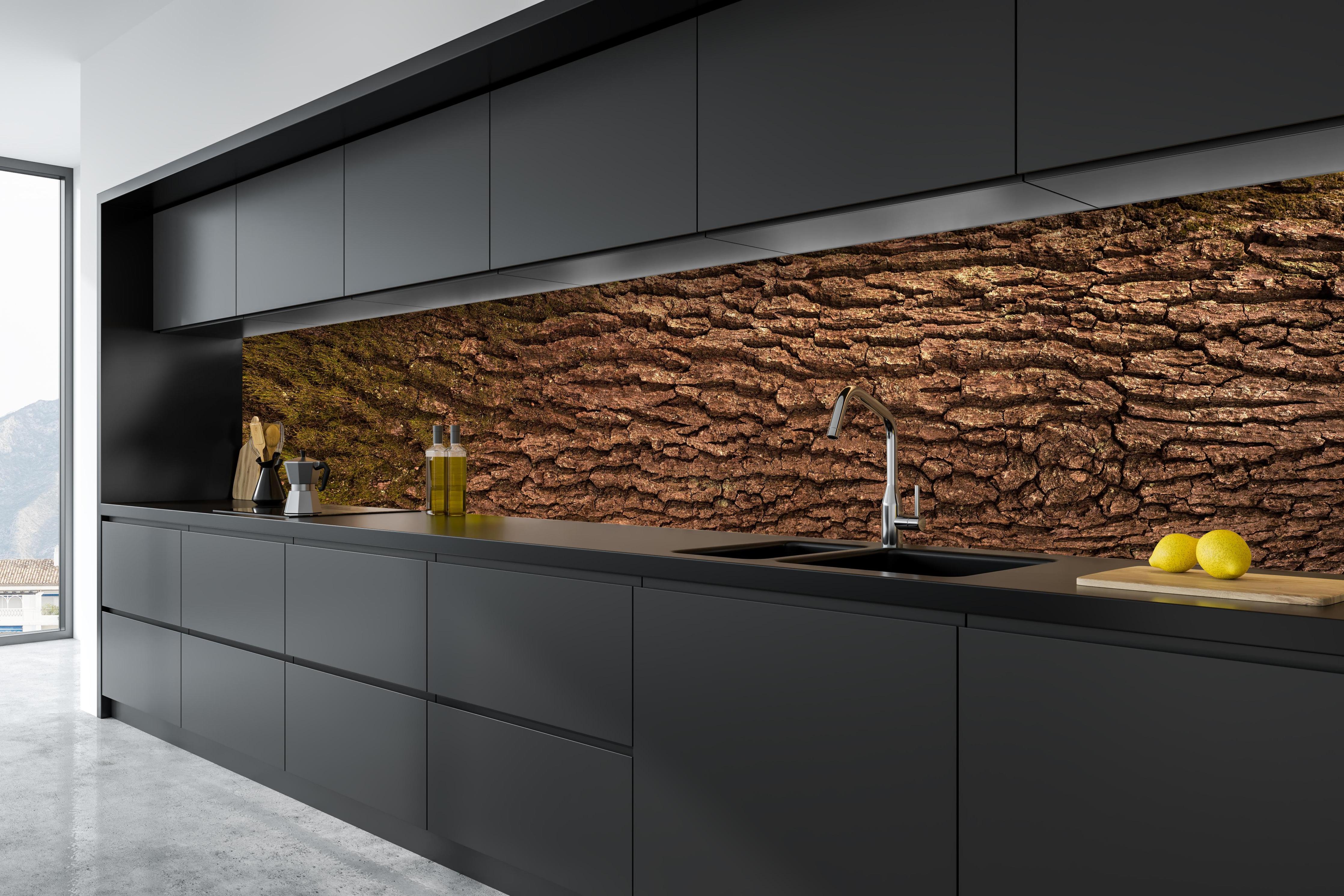 Küche - Panoramabild Textur Eichen-Baumrinde Natur hinter weißen Hochglanz-Küchenregalen und schwarzem Wasserhahn